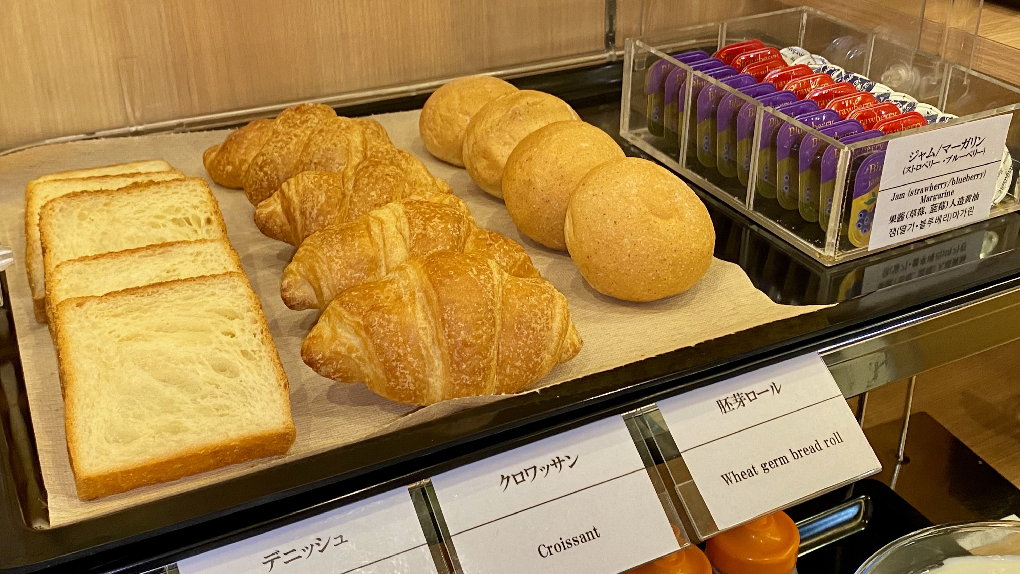 ◆朝食　パン各種取り揃えております。ジャムと一緒にどうぞ♪（イメージ）