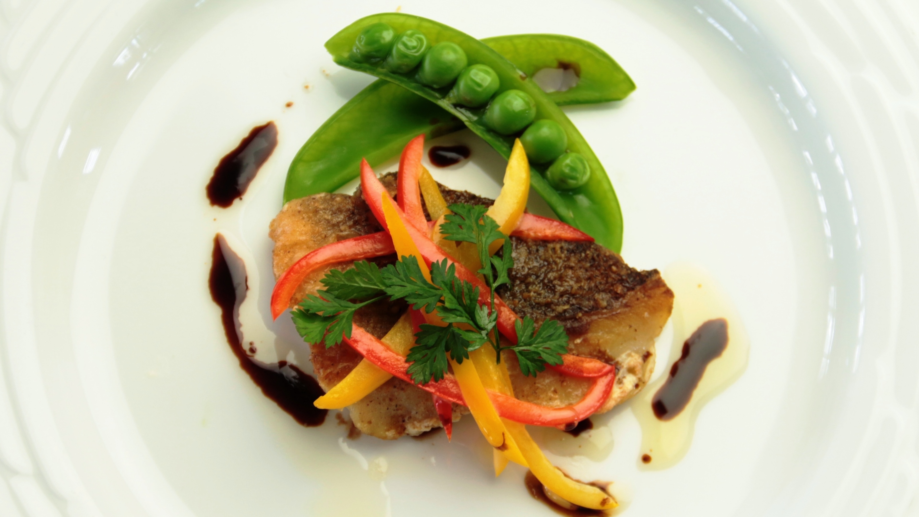 【夕食】魚料理一例です。地方のレストランを通して食や人とのつながりをお愉しみください。
