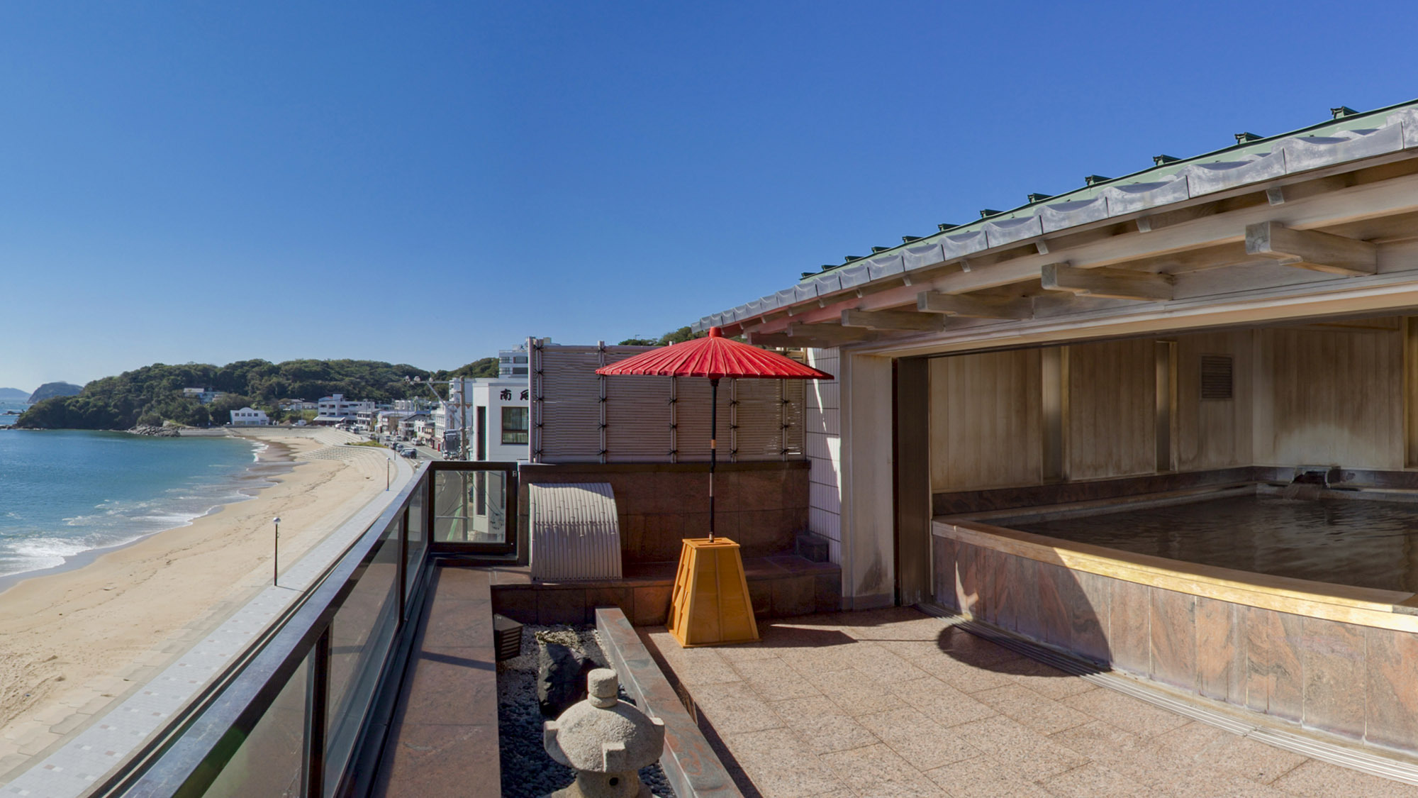 ・【展望露天風呂】お天気のよい日は青空と海両方お楽しみいただけます