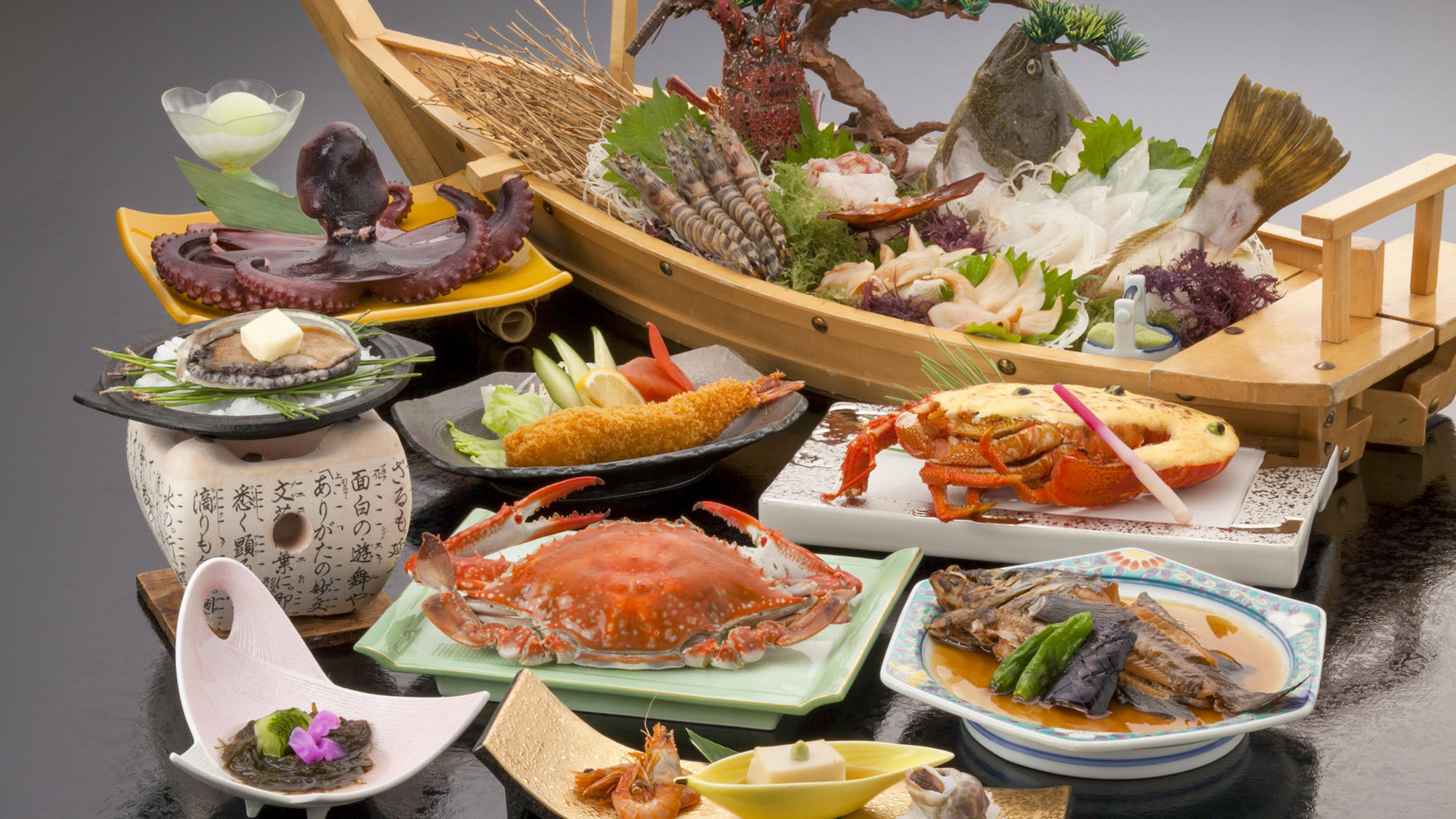 ・【島の膳一例】伊勢えびや渡り蟹、タコなど旬の魚介類盛り込んだフルコース