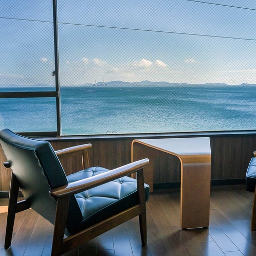 浜簪48平米・洋室　広縁からの眺め　～ゆったり海を眺める