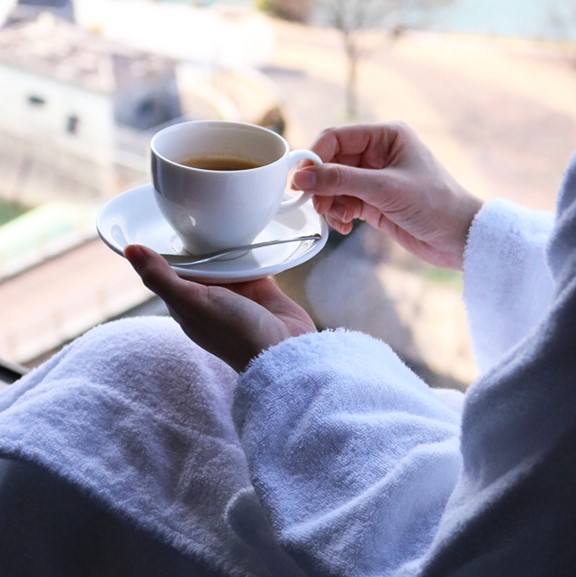 ホテルで迎える穏やかな朝はモーニングコーヒーを楽しんでください