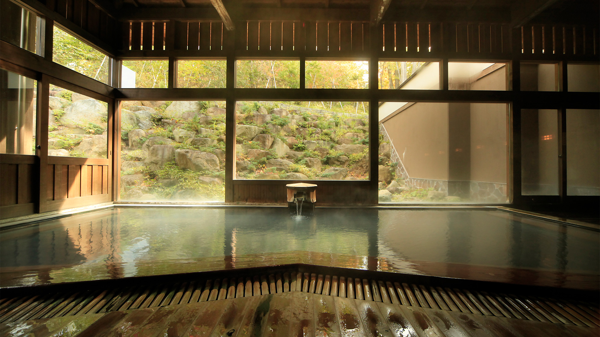 【秋】硫黄泉100%自慢の乳白色、掛け流し天然温泉