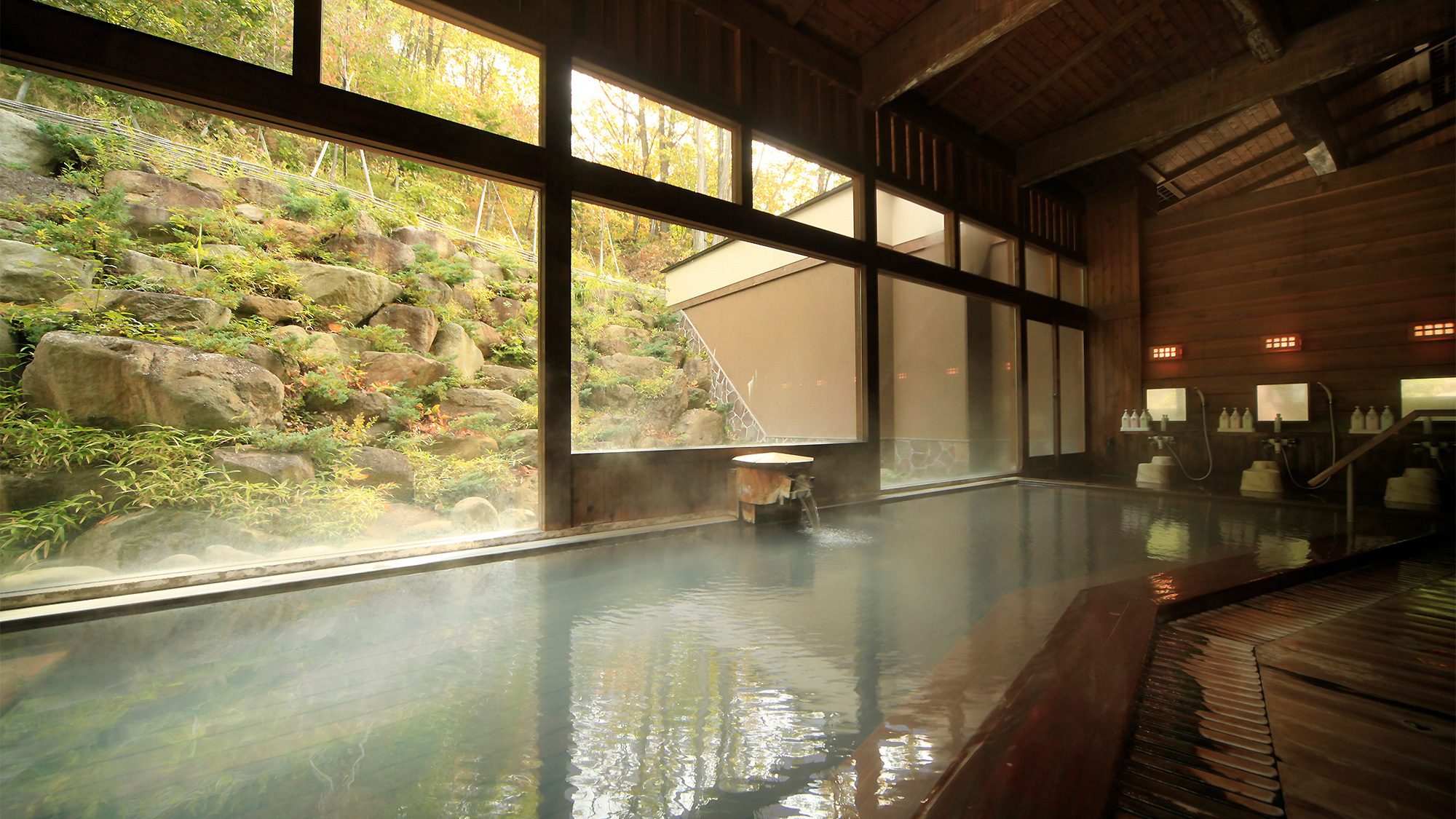 【秋】硫黄泉100%自慢の乳白色、掛け流し天然温泉