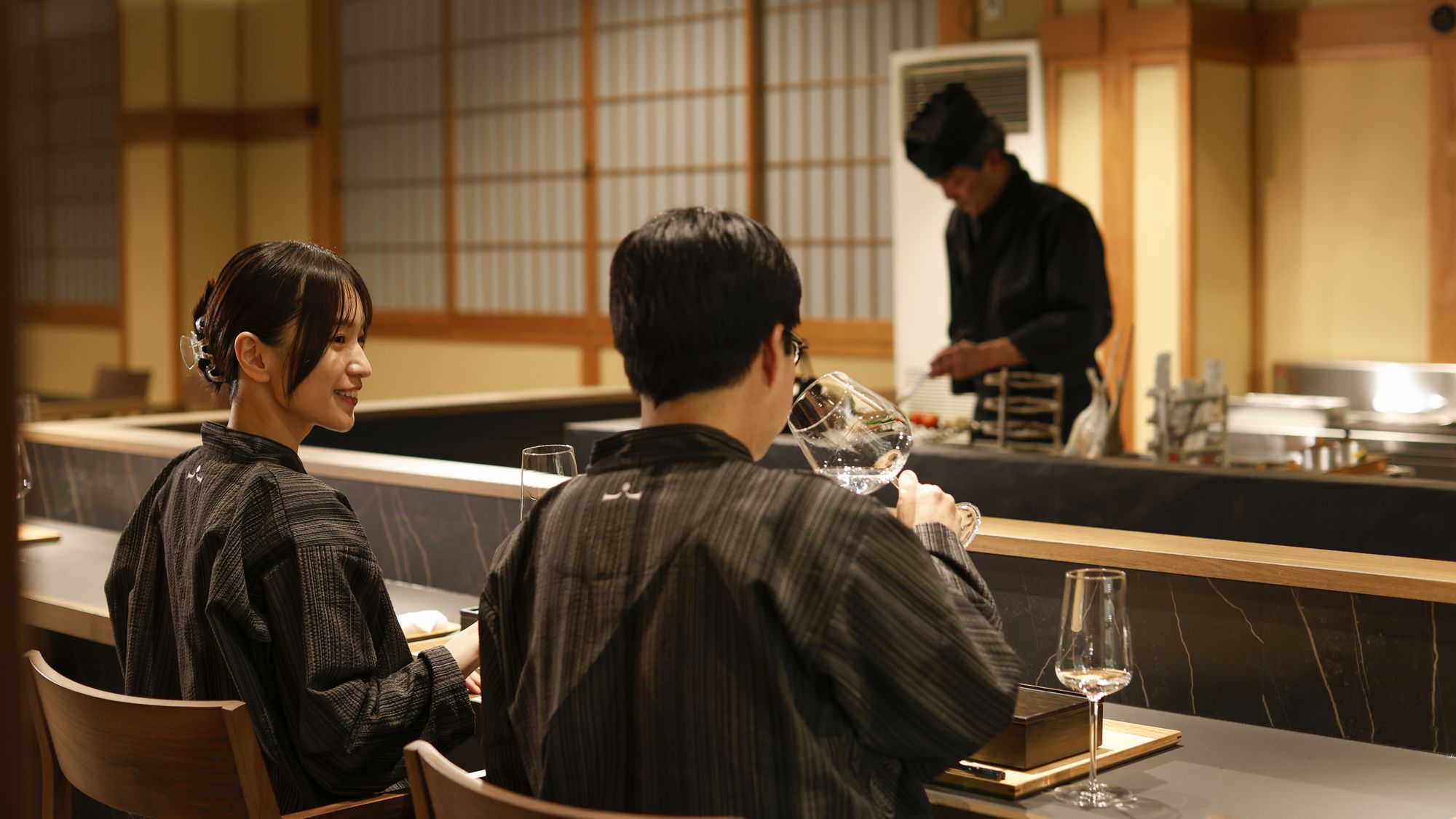 炉端レストランでの夕食のひと時