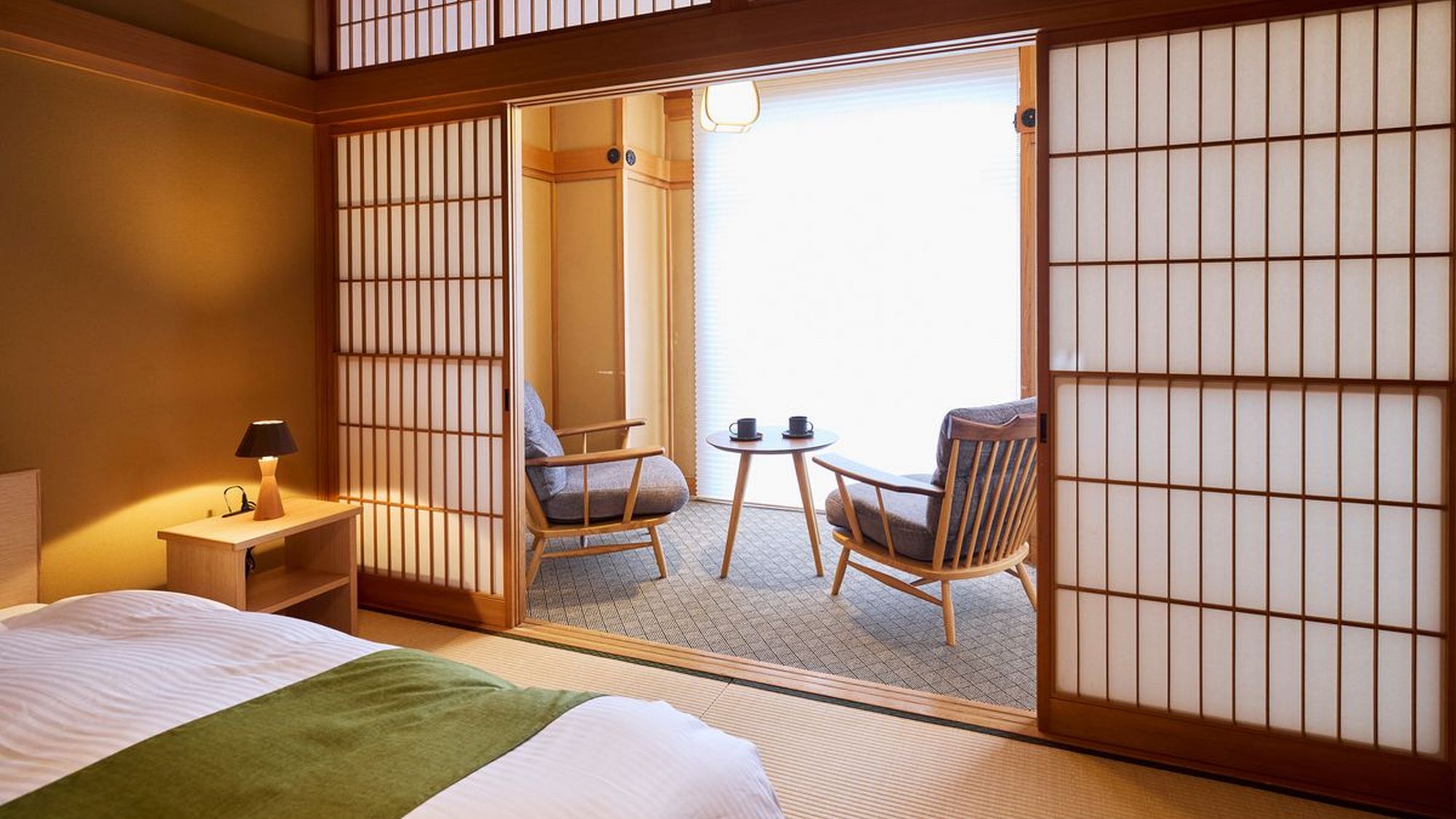 【リニューアル和室】１０畳＋次の間／キングベッド（シモンズ）：部屋名「相生」広縁