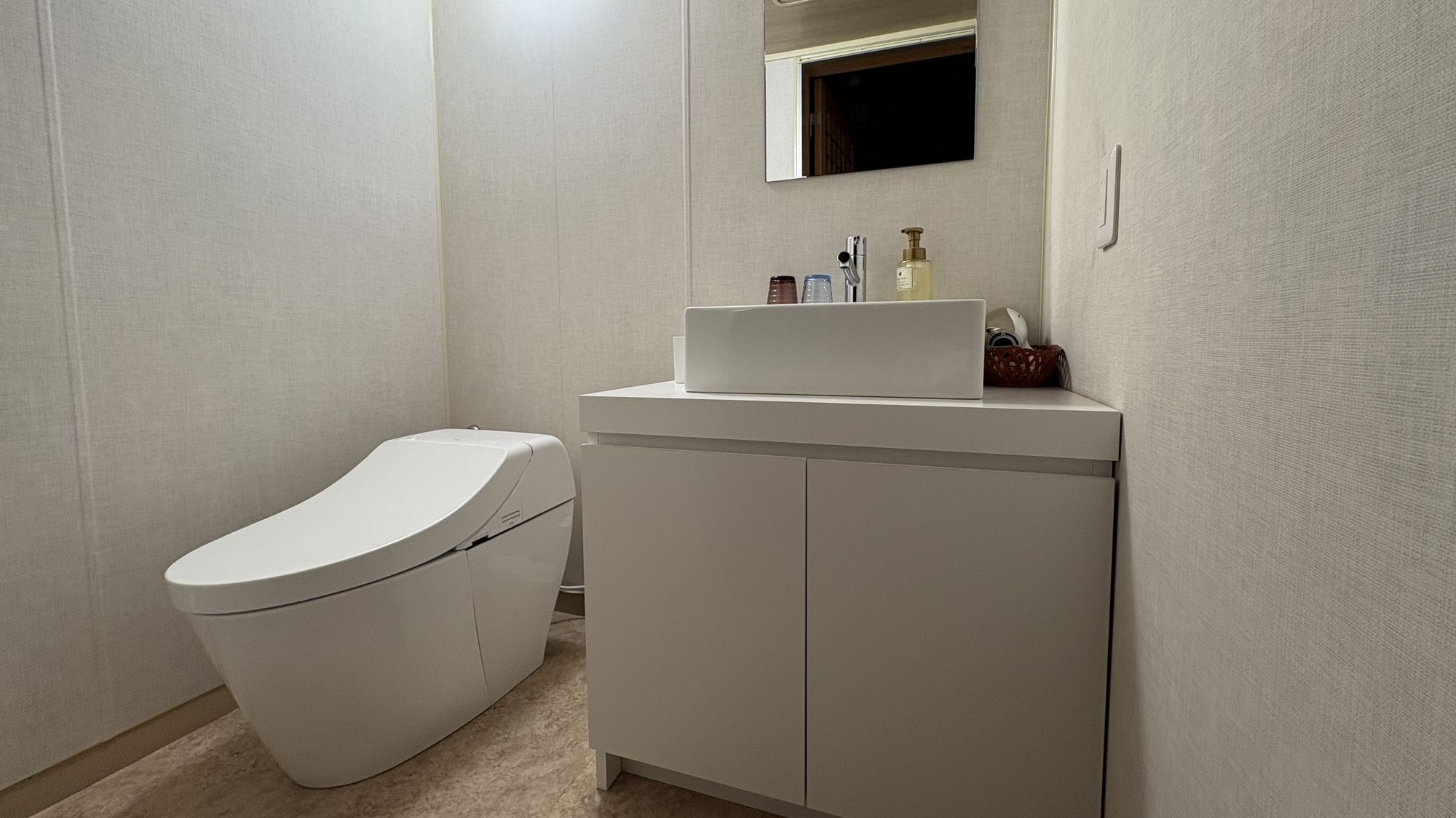 【リニューアル和室】１０畳　／　キングベッド（シモンズ）：部屋名「文福」　トイレ＆洗面所