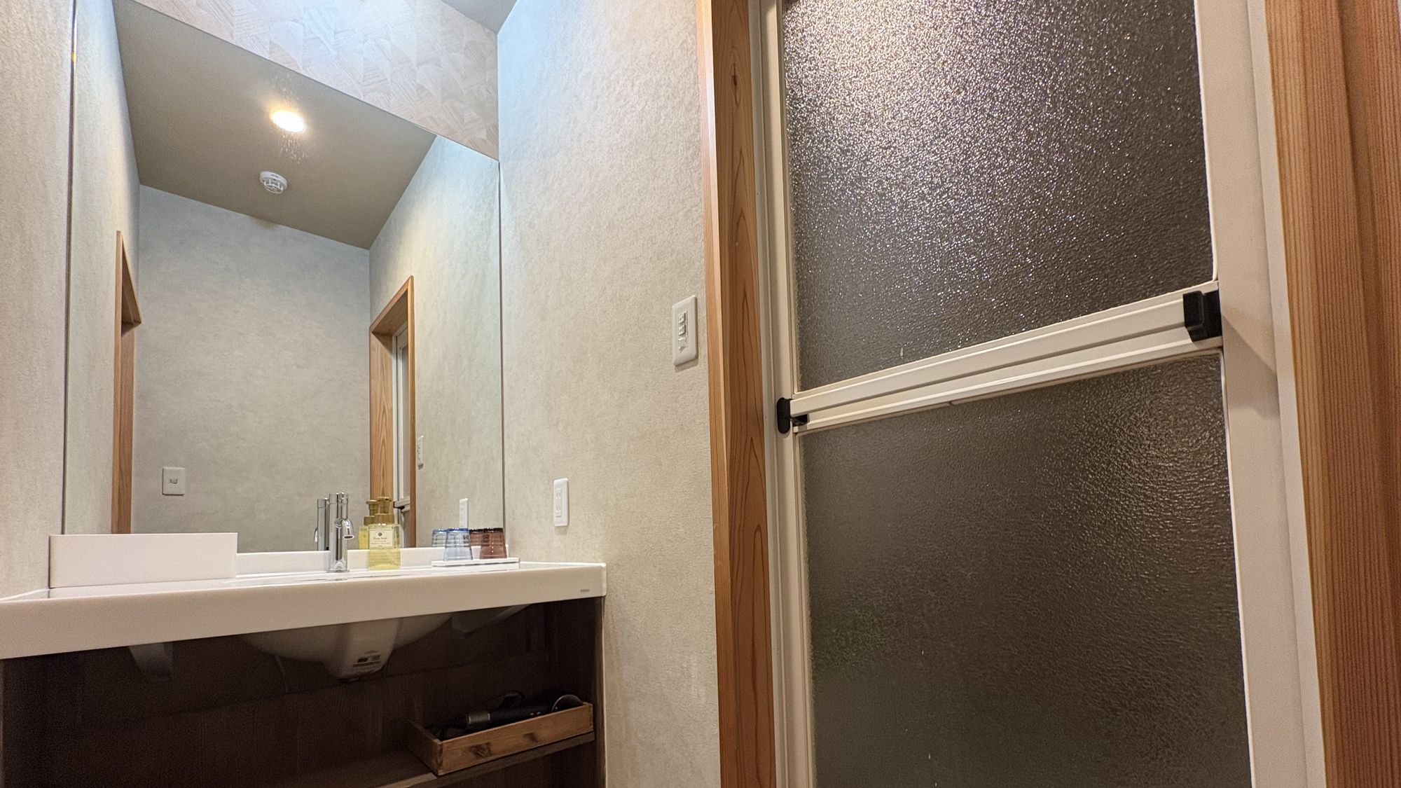 【リニューアル和室】１０畳＋次の間／ツインベッド（シモンズ）　洗面所