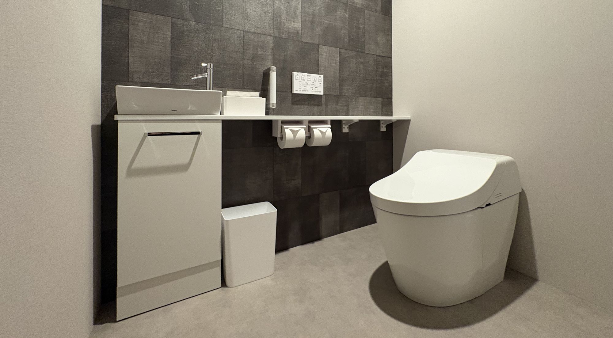 【リニューアル和室】１０畳＋次の間／ツインベッド（シモンズ）　トイレ