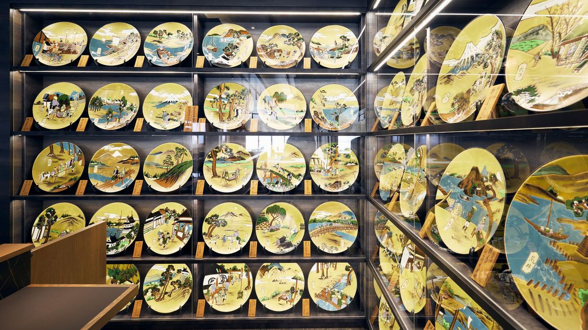 【炉端レストラン展示品】有田焼絵皿『東海道五十三次』５５枚の色鮮やかな絵皿の数々は圧巻です！！