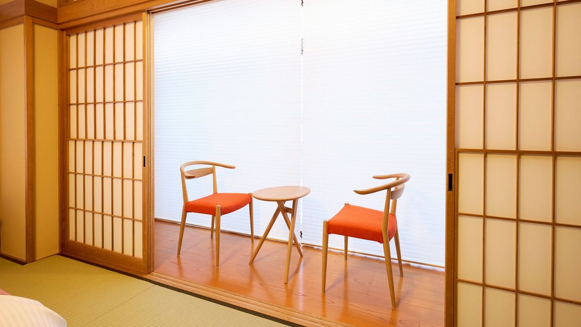 【リニューアル和室】１０畳　／　キングベッド（シモンズ）：部屋名「文福」　広縁　