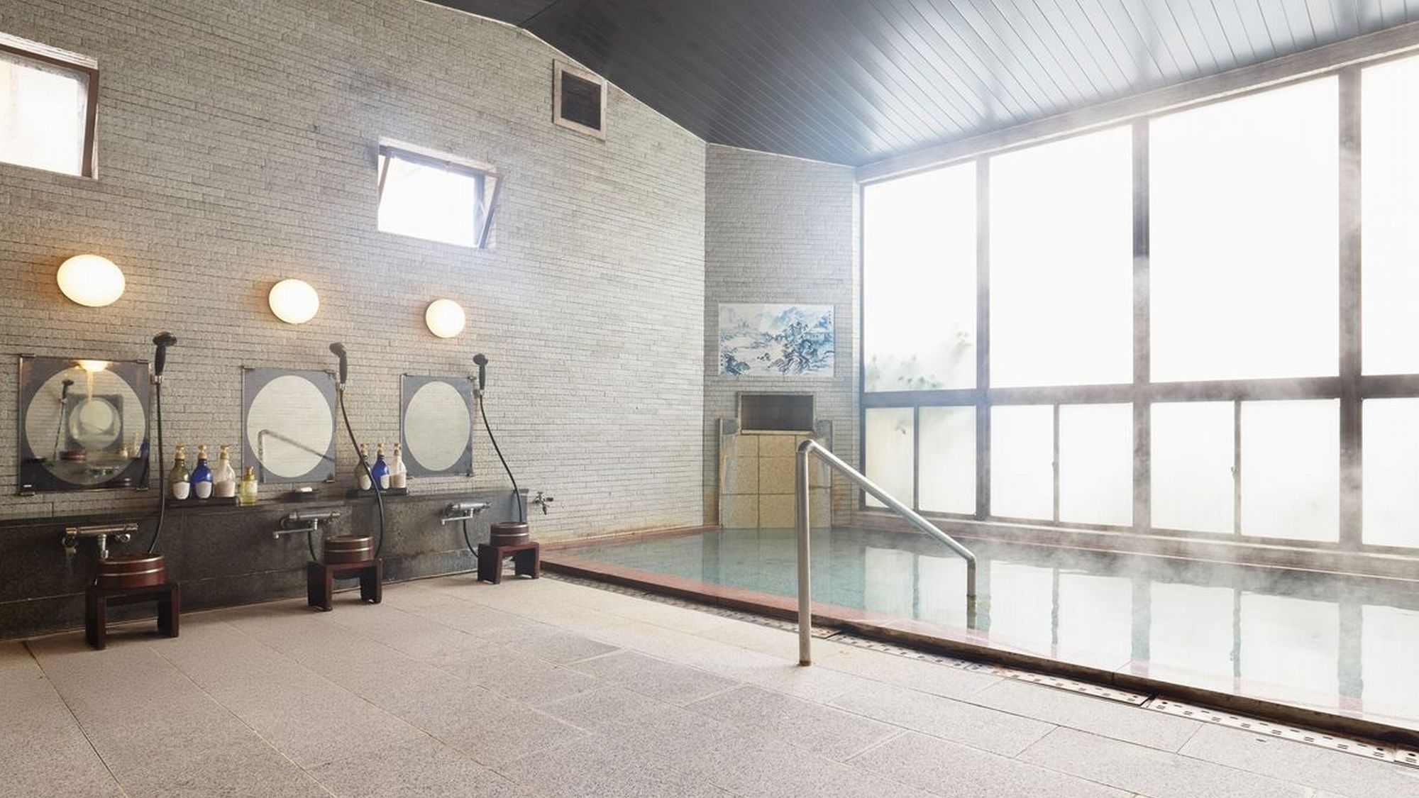 【男性大浴場（焔の季）】　24時間入浴可能な温泉大浴場（小型サウナ付）。シャワーヘッドはReFaを使