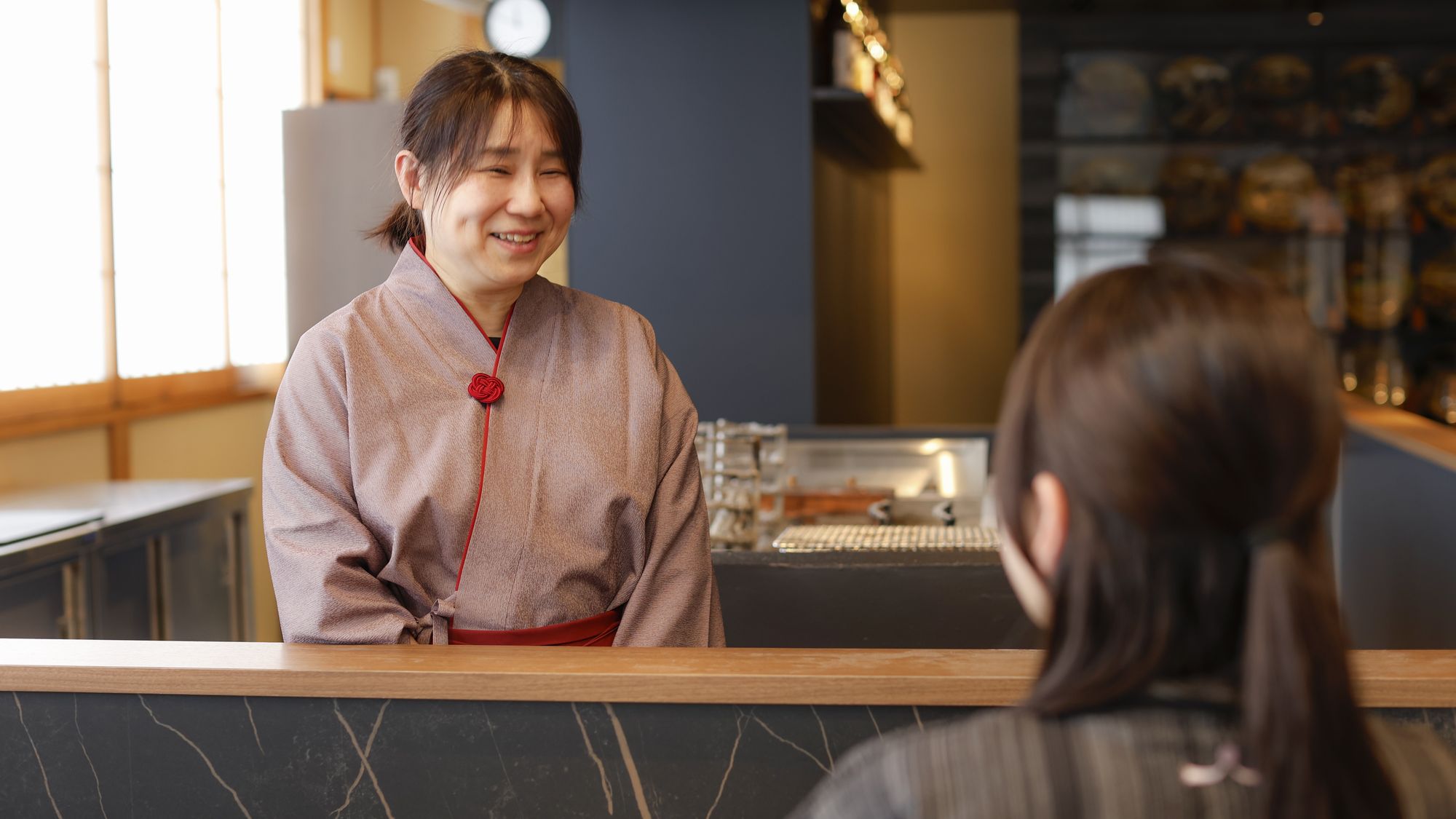 「当館自慢の岩船米コシヒカリはいかがですか？」（いつも笑顔の若女将♪）