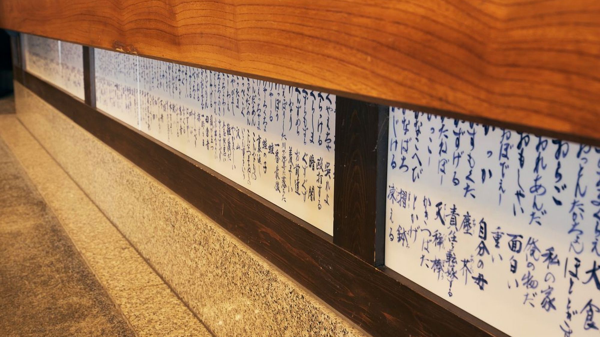 【フロント下部展示品】有田焼陶額『関川郷の方言』なかなか見つけられない場所にあります。