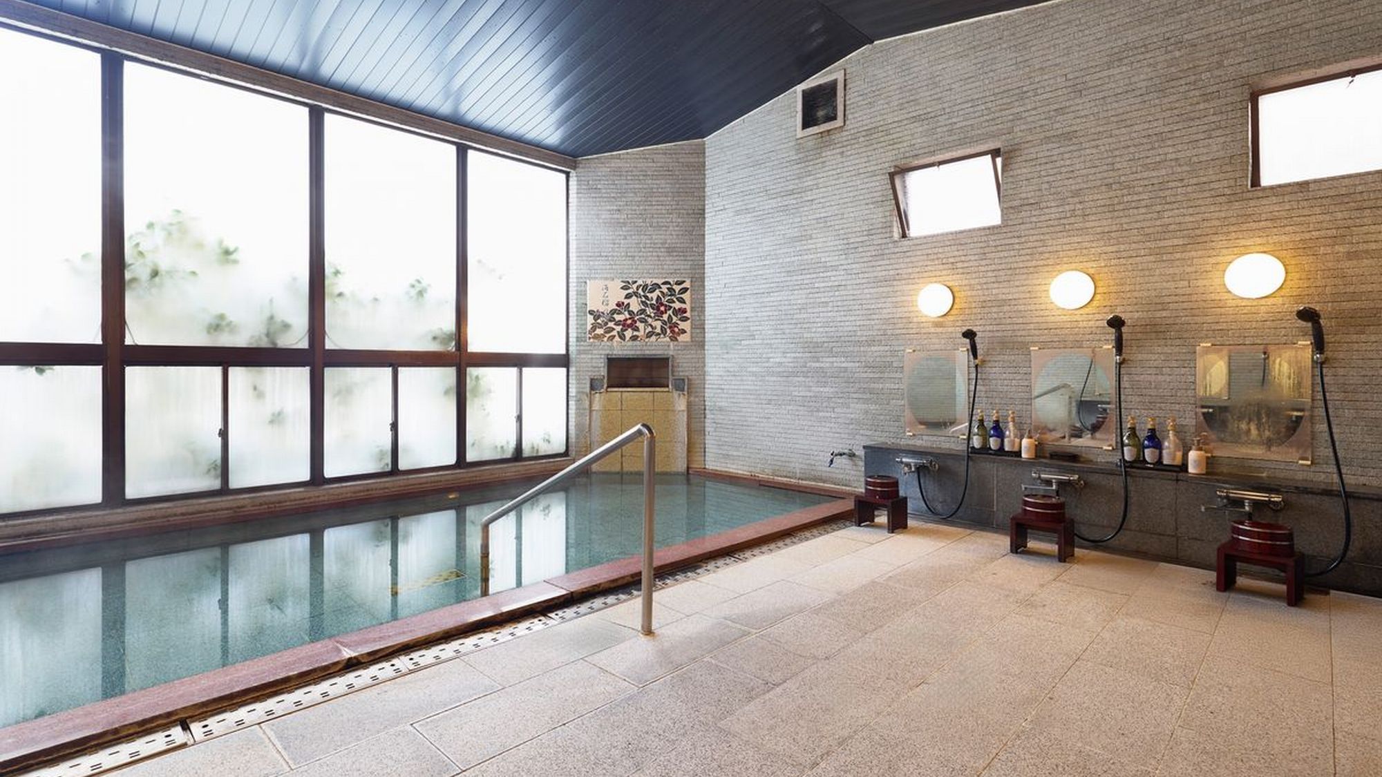 【女性大浴場（雫の調）】　24時間入浴可能な温泉大浴場（小型サウナ付）。シャワーヘッドはReFaを使