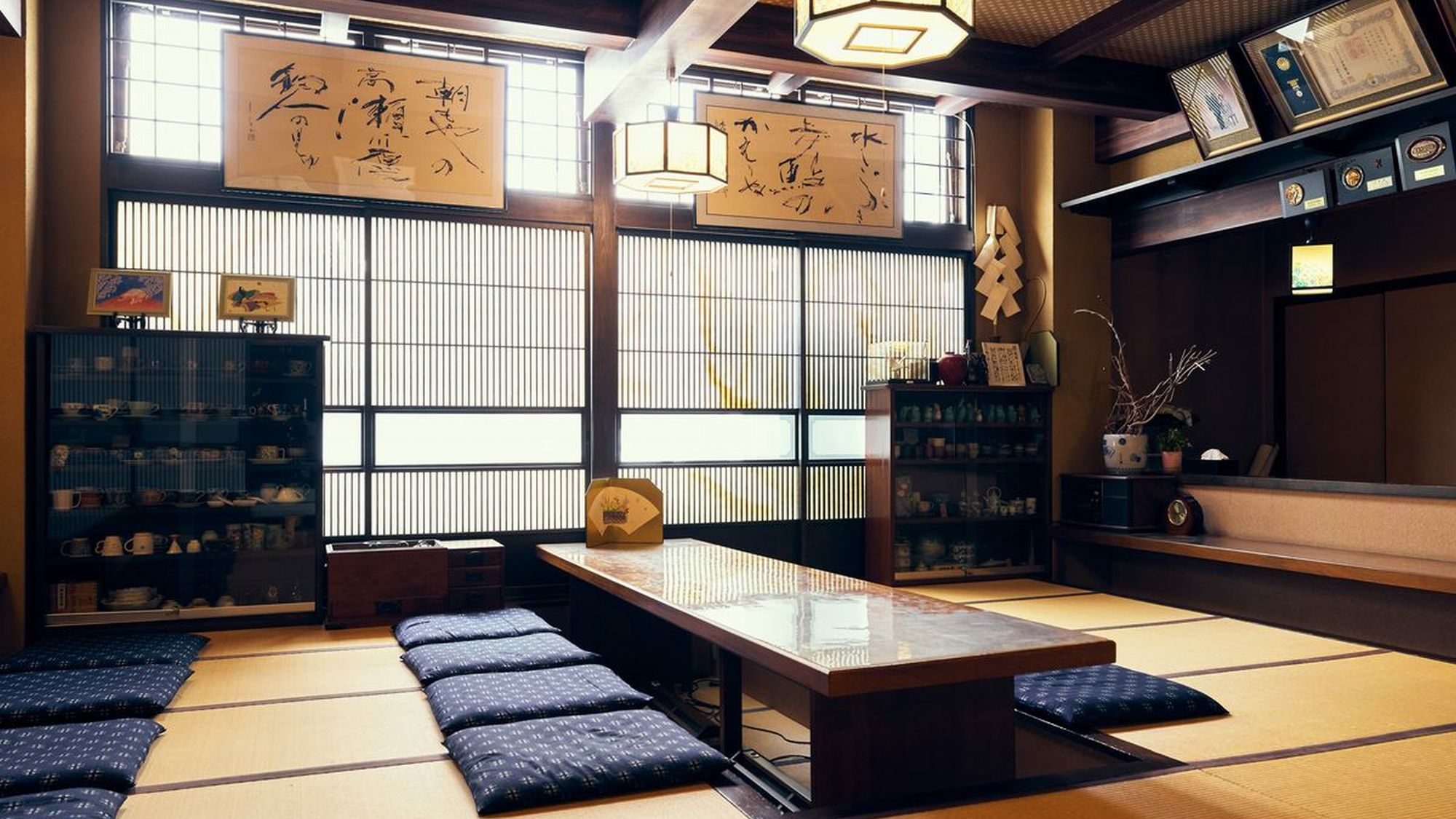 【湯上り休憩処『ござらっしゃい』】　喫茶コーナーや、団欒の場に。各種本もご用意しております。