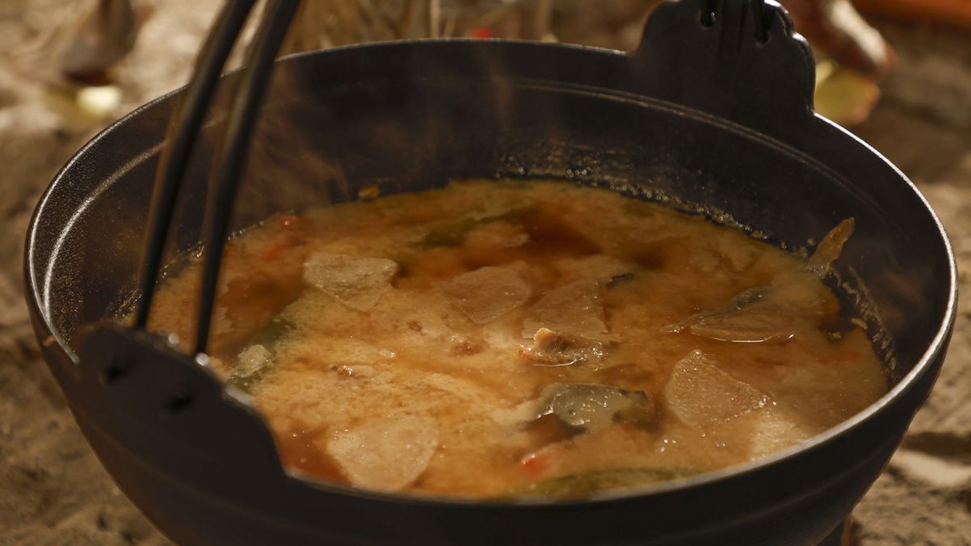 酒粕汁を炉の土鍋で仕上げます。酒粕が苦手な方にもおすすめな調理長特製の逸品。