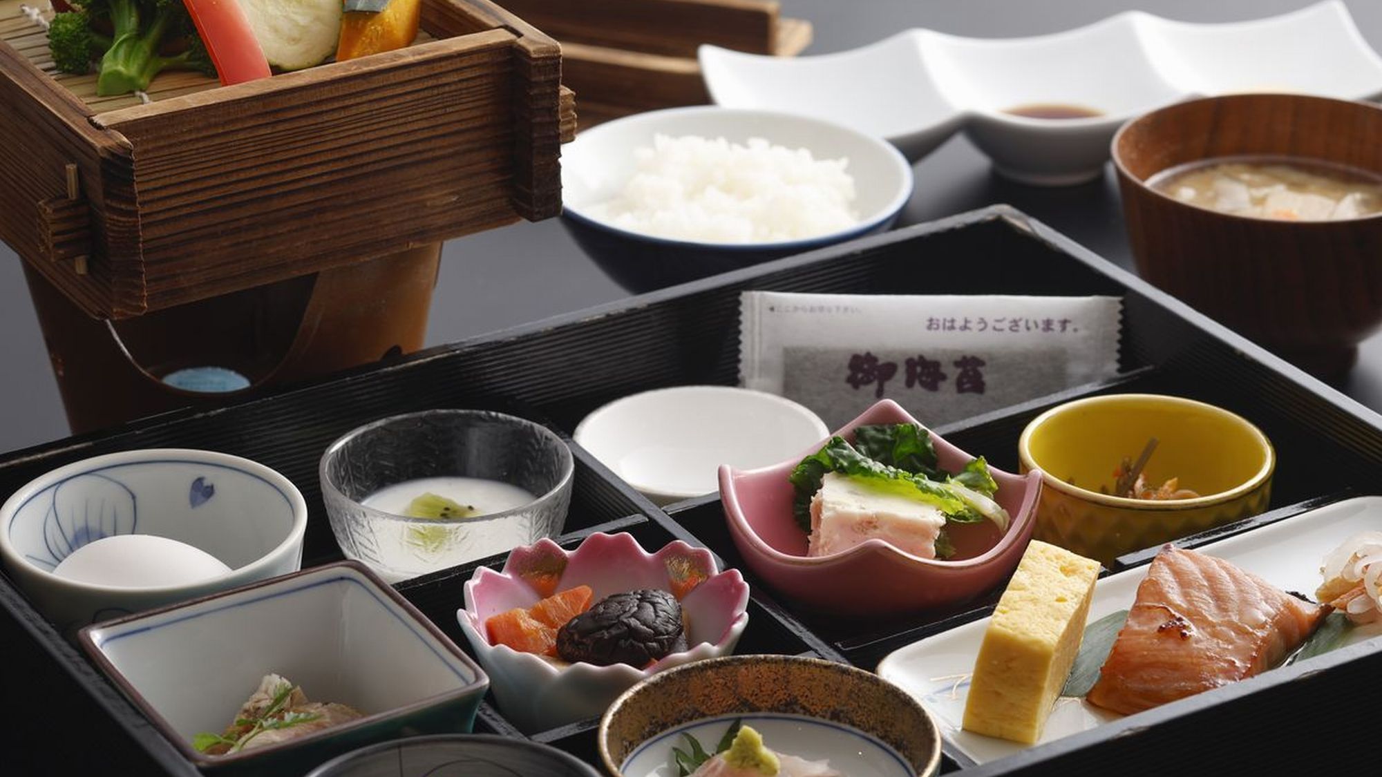 朝食イメージ　～自慢の岩船米コシヒカリを引き立てる地元の幸の数々～