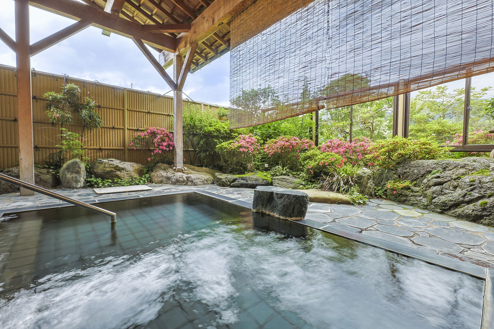 庭園露天風呂『四季彩の湯』