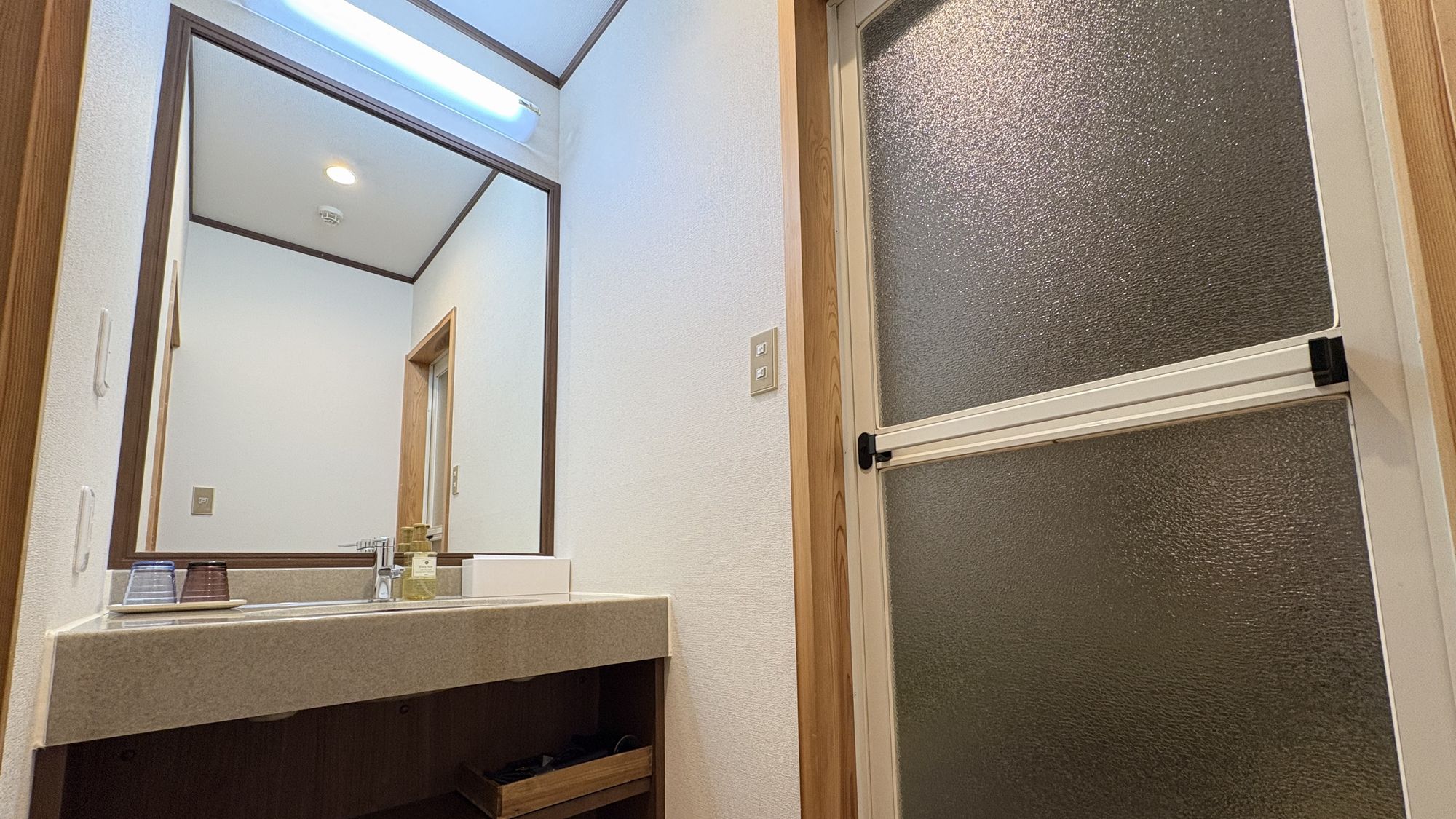 【リニューアル和室】１０畳＋次の間／キングベッド（シモンズ）：部屋名「相生」洗面所