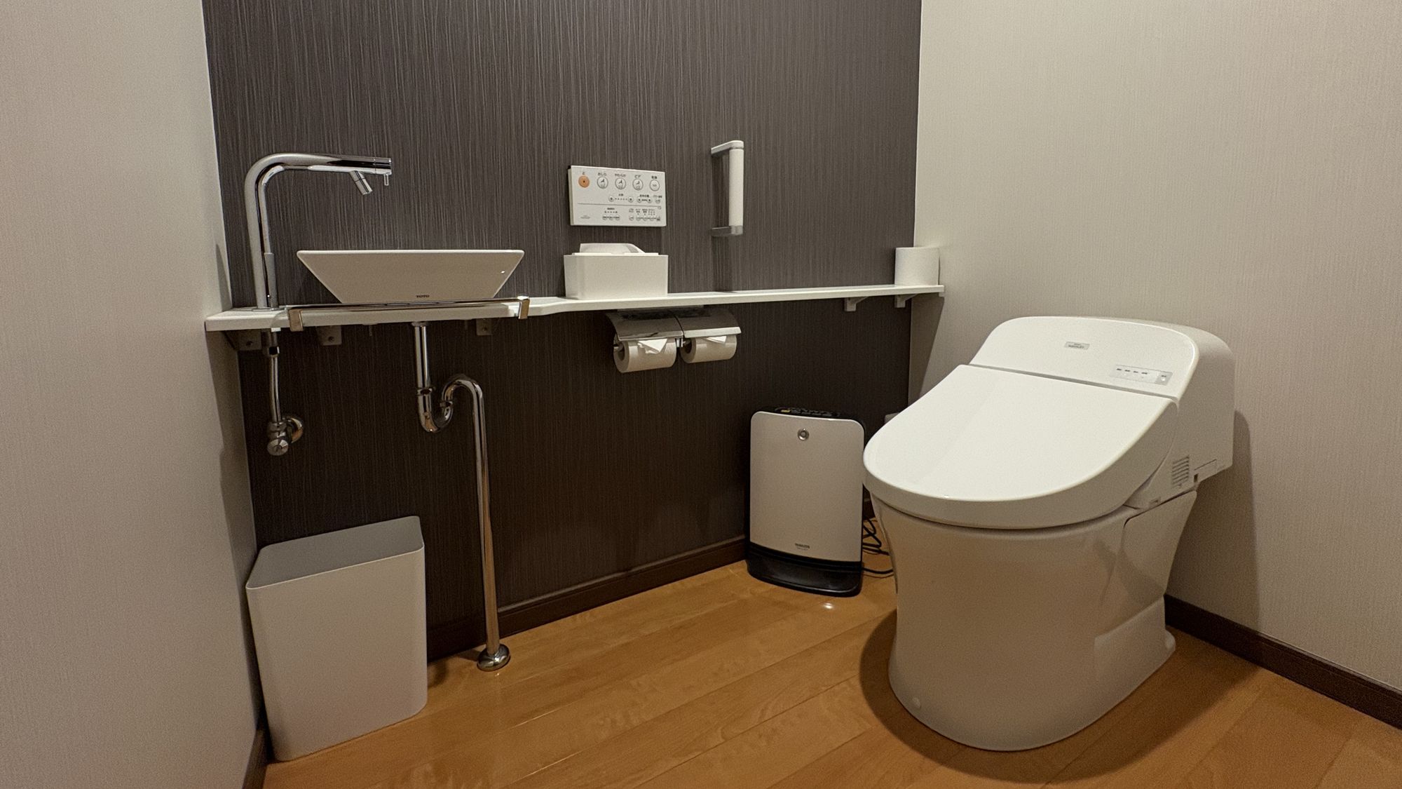 【リニューアル和室】１０畳＋次の間／キングベッド（シモンズ）：部屋名「相生」トイレ