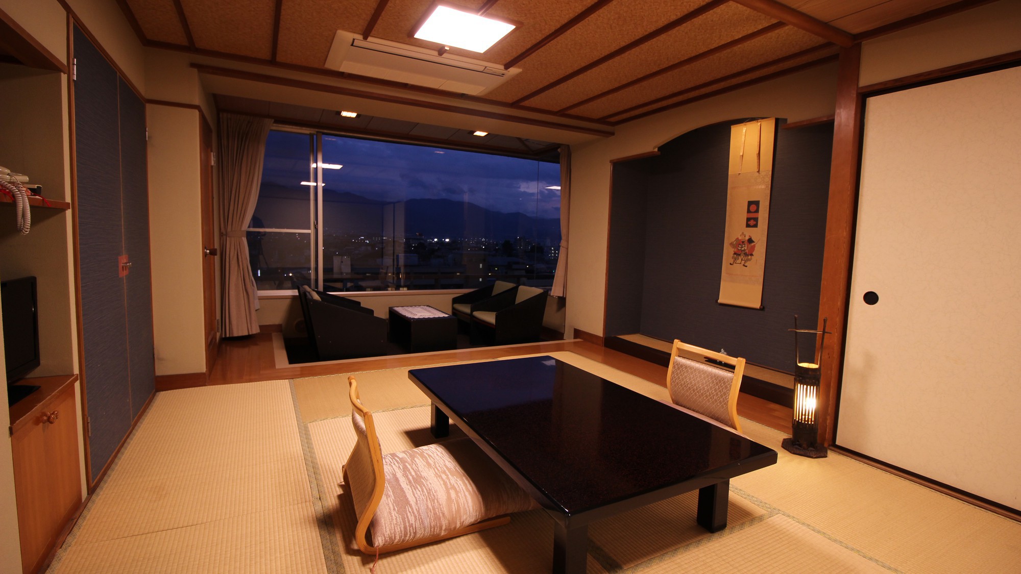 【本館】和室10畳+広縁（一例）・夜