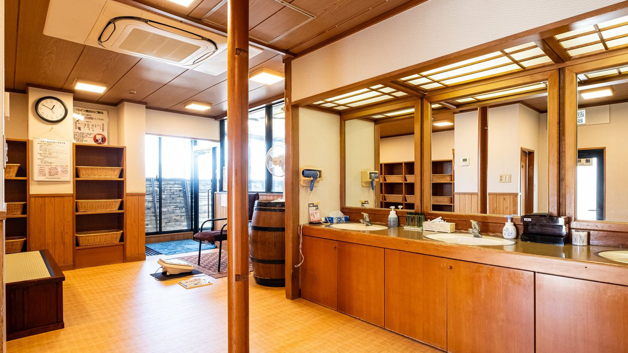 【本館7階/展望ワイン風呂】男性用脱衣所