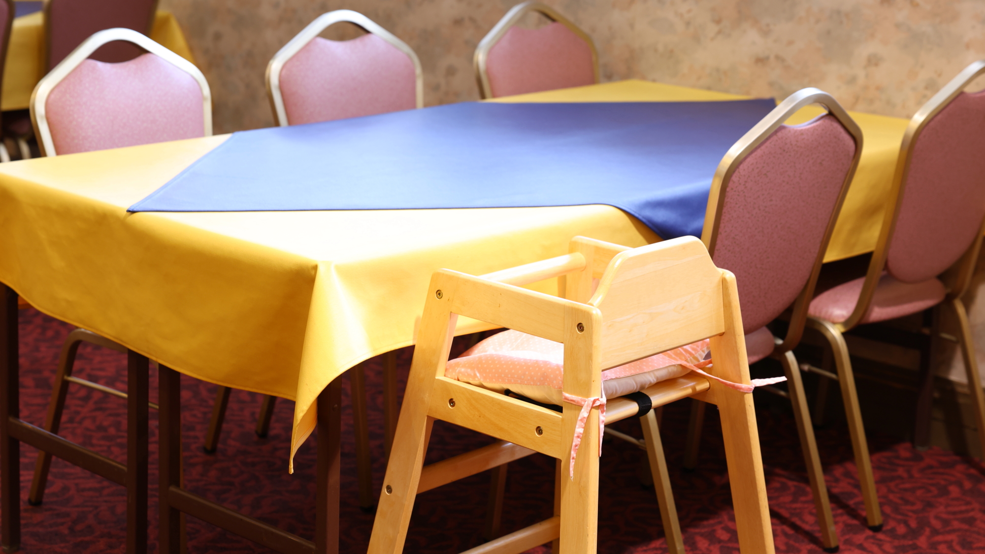 【西館1階　お食事処】（会場食一例）お子様用の椅子もご用意しております