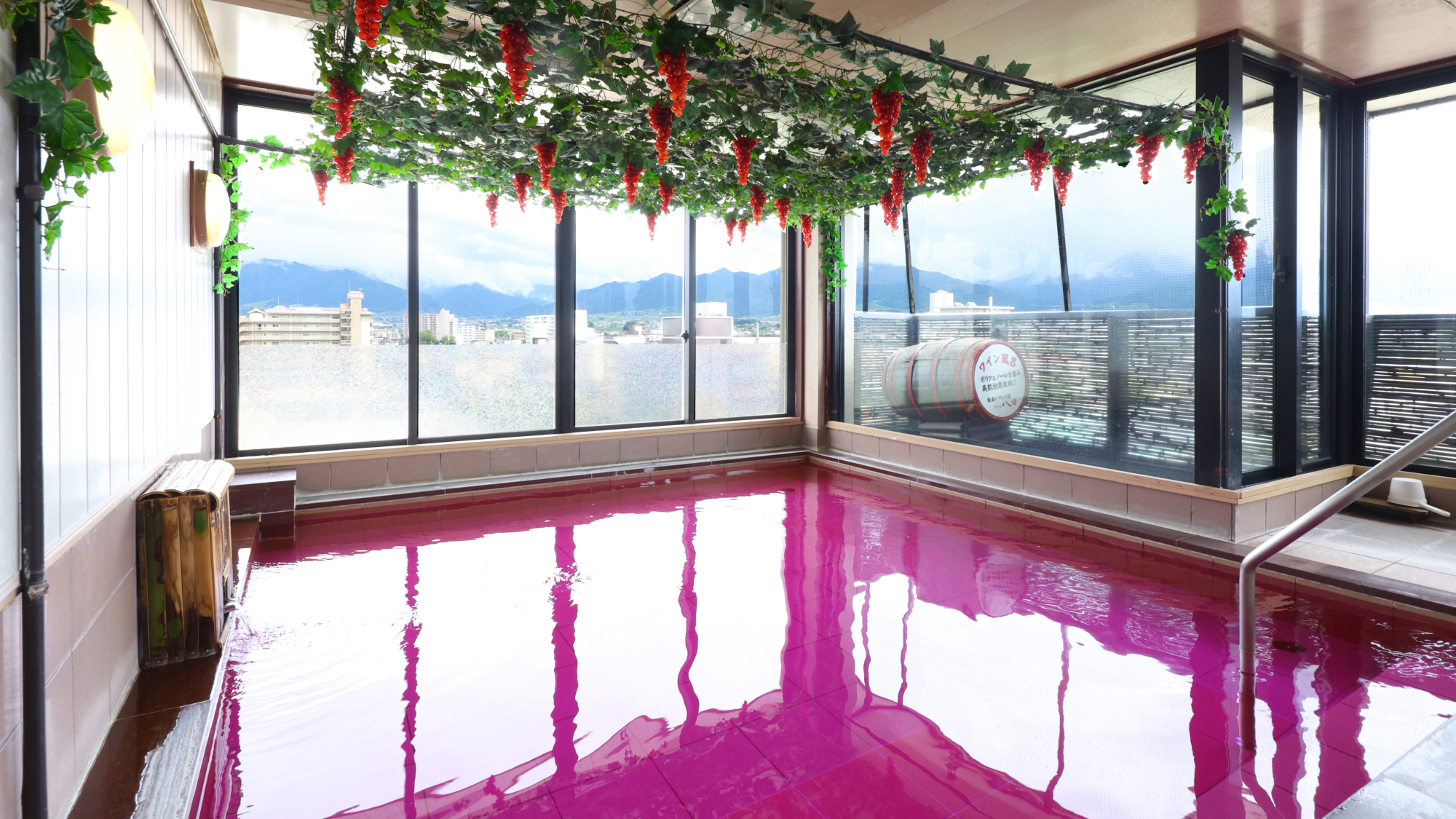 【本館7階/展望ワイン風呂】（女性用）アルコール分は除いてあるのでお子様も安心。甘い香りも♪