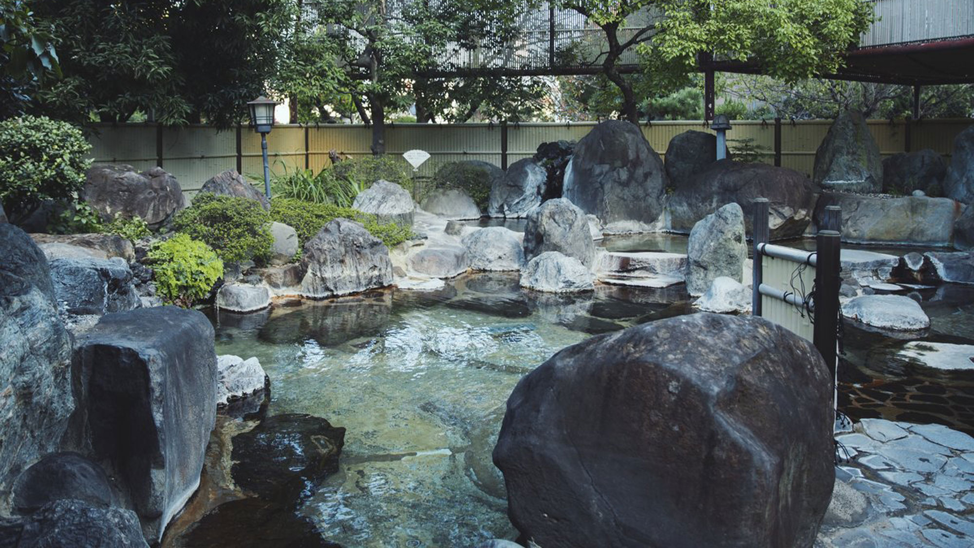 【西館1階】露天風呂（男性用）源泉掛け流しの湯は、高温・適温・低温と温度の違うお風呂がございます。