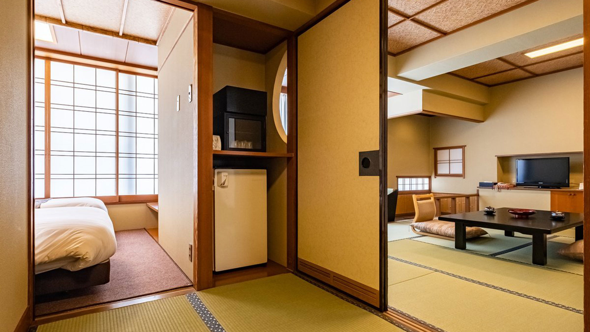 【本館】和室12畳+4.5畳　※4.5畳/ベッド2台設置のタイプ（一例）