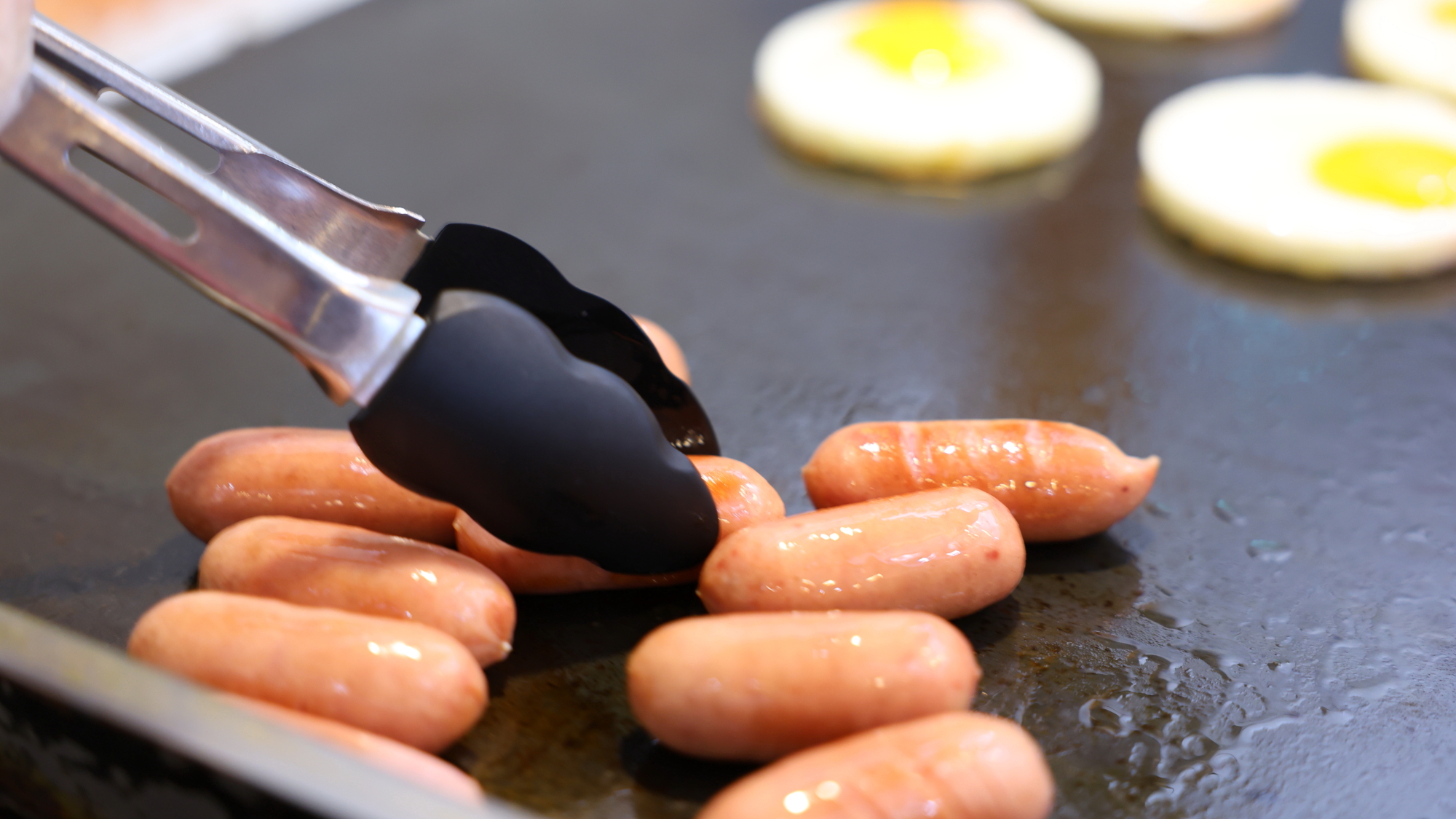 【ご朝食】バイキングイメージ　焼きたての富士桜ポークウィンナーと明野農場のたまごの目玉焼きです