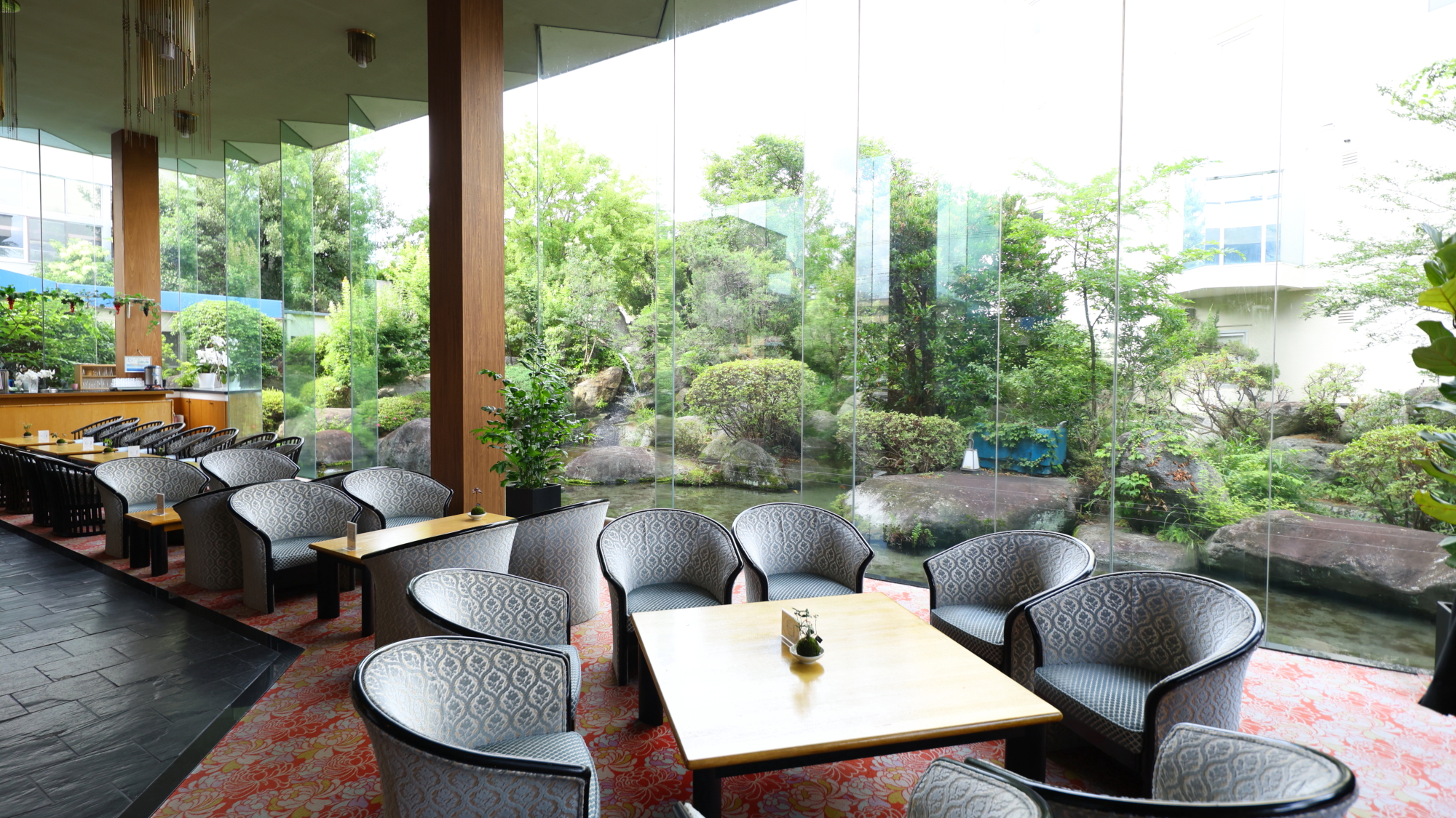 【本館1階】ロビーラウンジ　光が差し込む大きなガラスが印象的なラウンジ