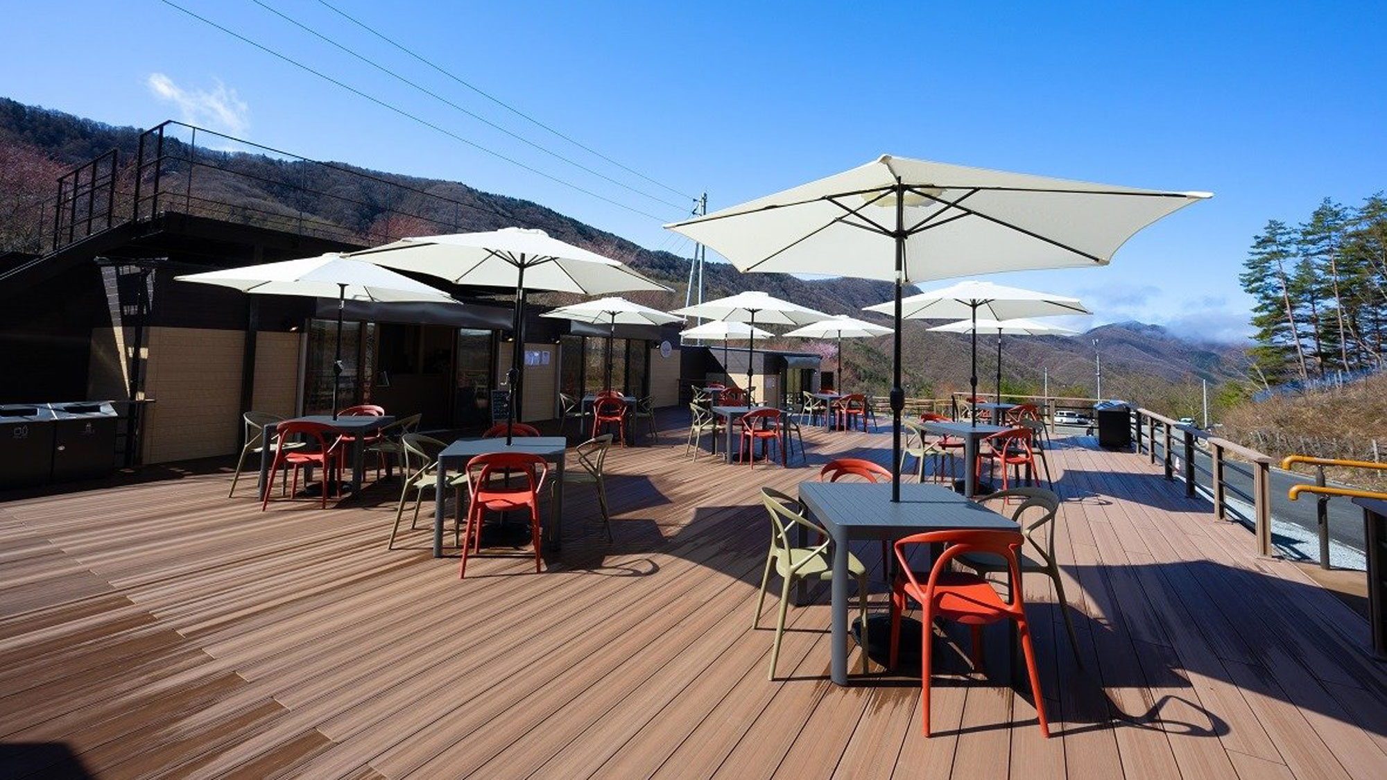 「リリーベルヒュッテ」こちらでバス乗車券をご購入ください。観光案内所やカフェ、ショップもあります