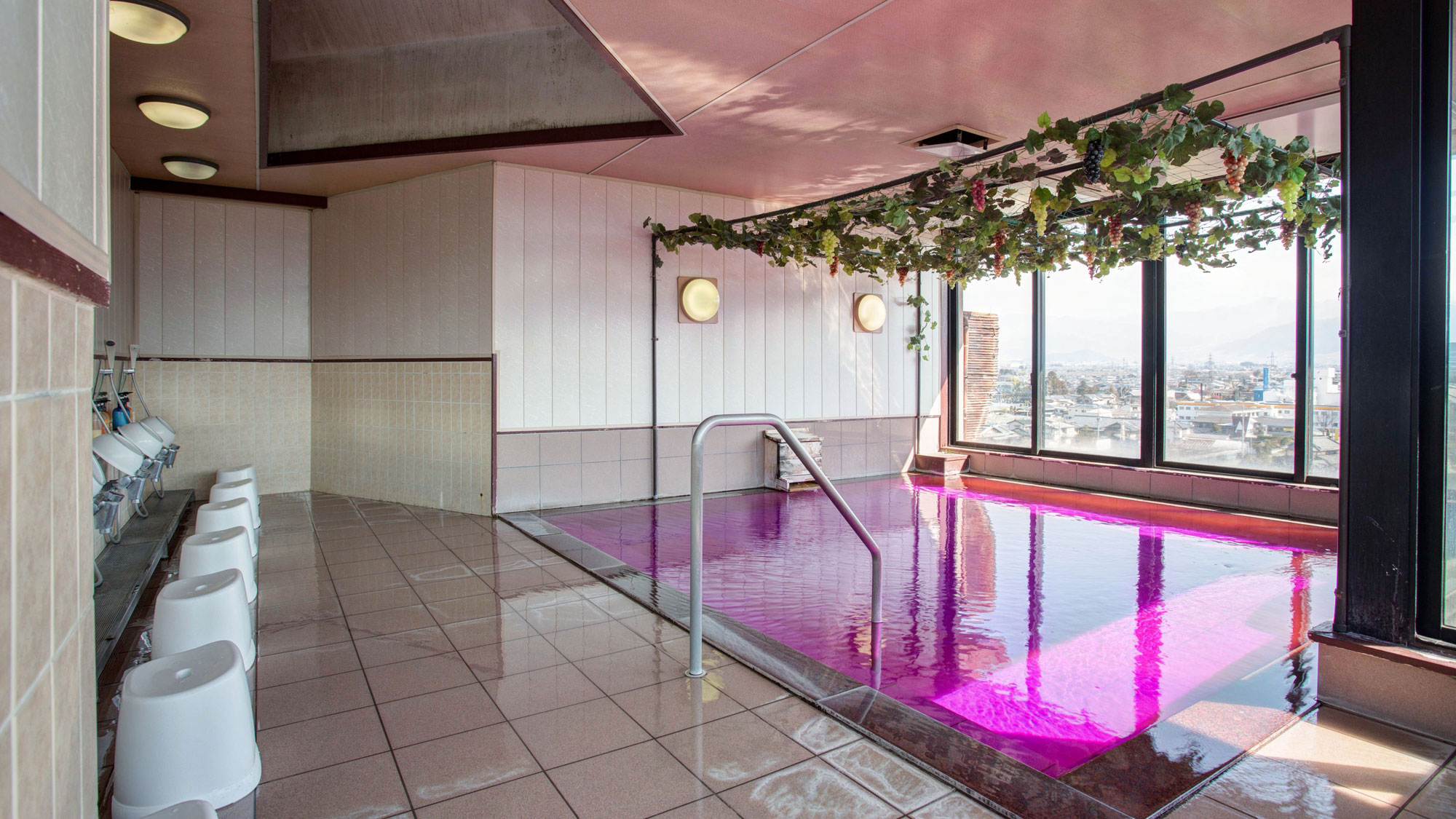 【本館7階/展望ワイン風呂】（女性用）アルコール分は除いてあるのでお子様も安心。甘い香りも♪