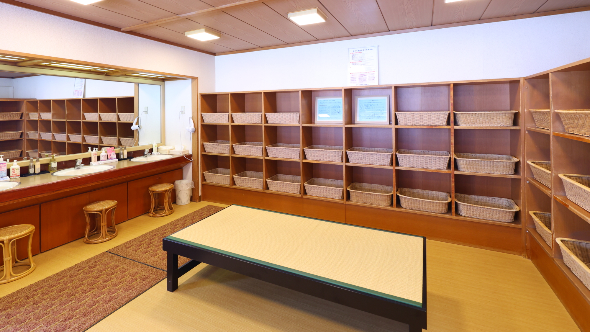 【本館7階/展望ワイン風呂】女性用脱衣所