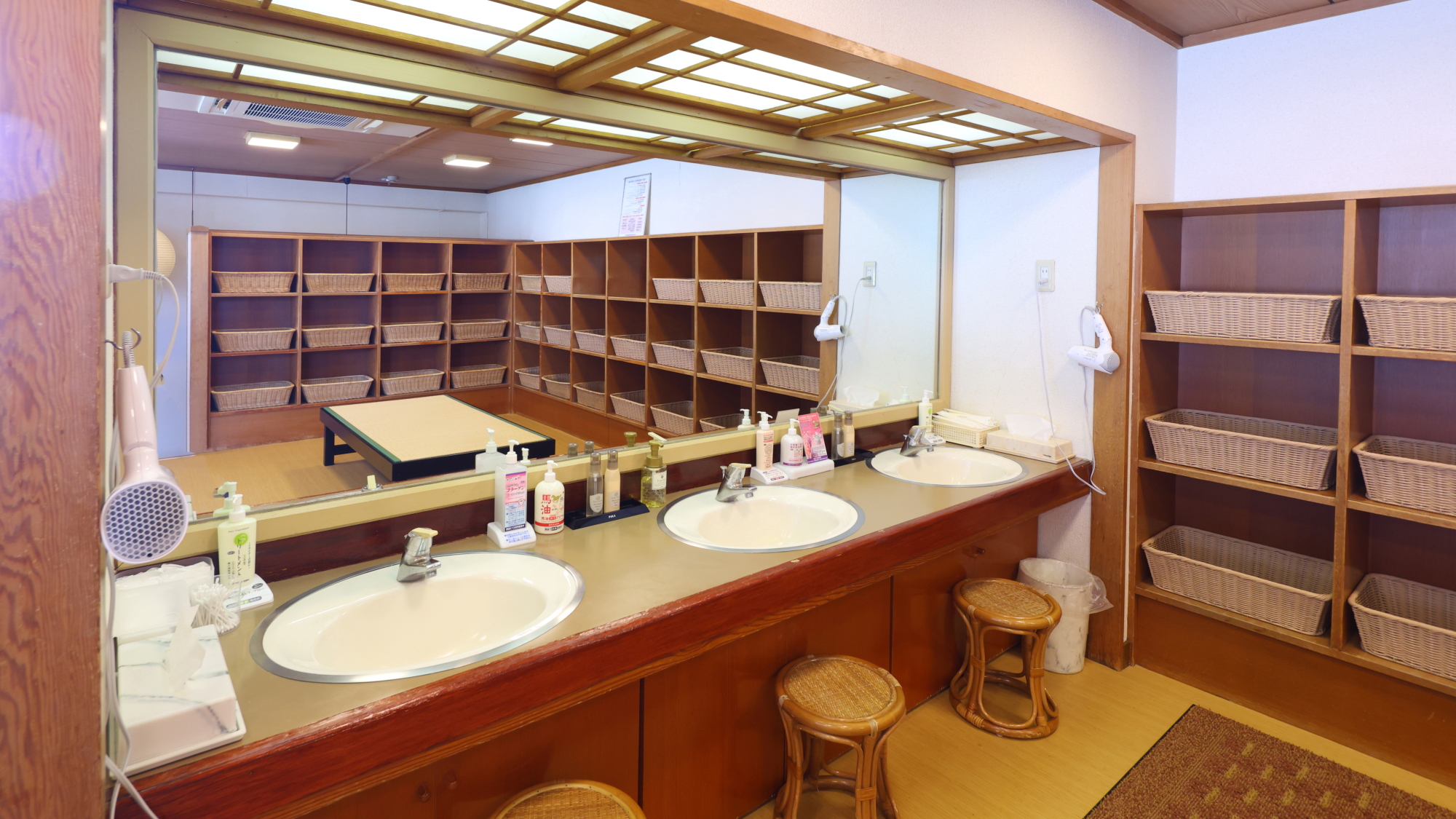 【本館7階/展望ワイン風呂】女性用脱衣所