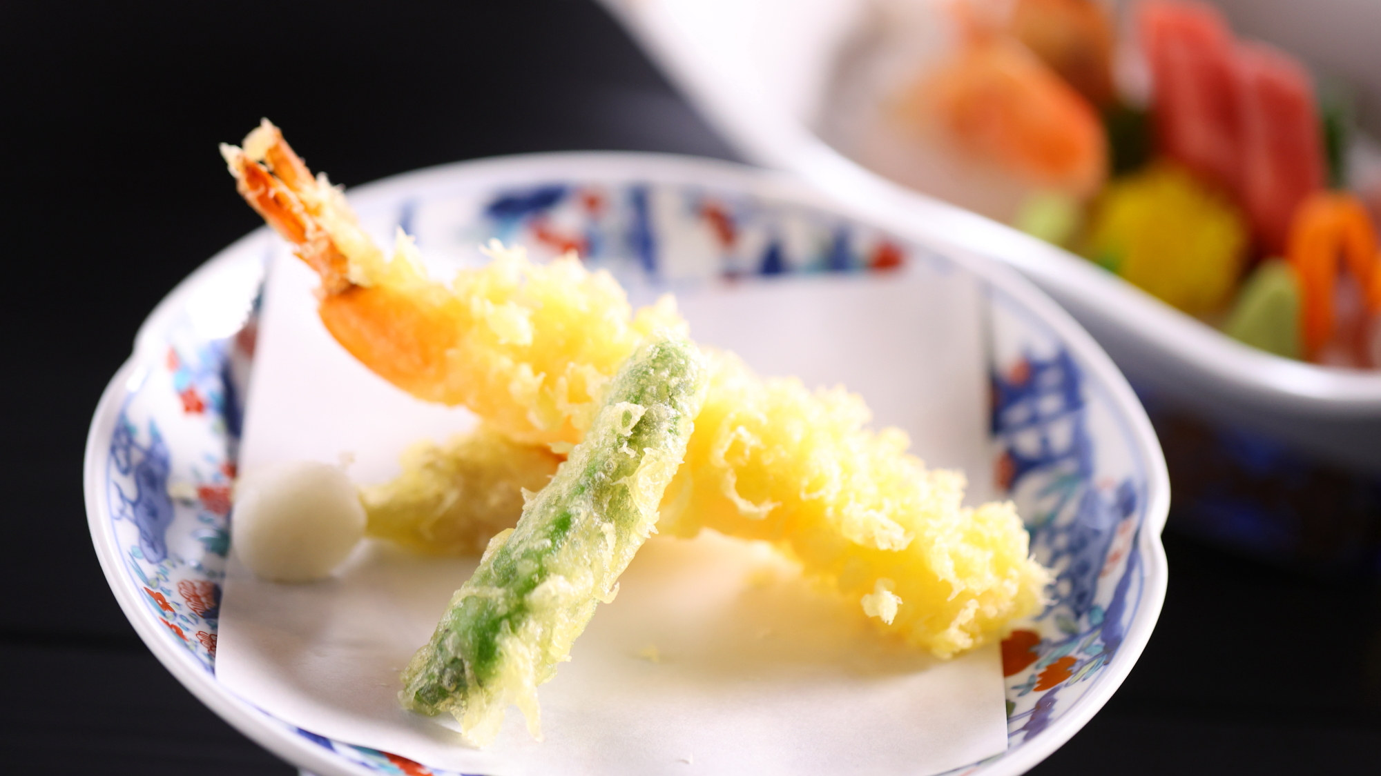 【ひとつ上の贅沢◆特別会席】揚げたてをひと口。広がる香りと旨み