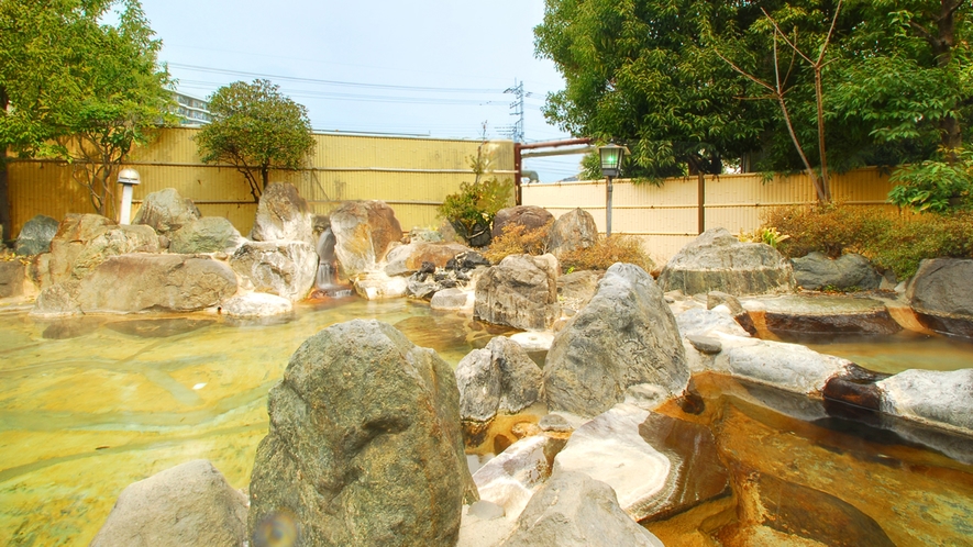 ＜庭園　大露天風呂　男性＞男性露天風呂は県内最大級！源泉かけ流しの湯をたっぷりお楽しみ下さい。