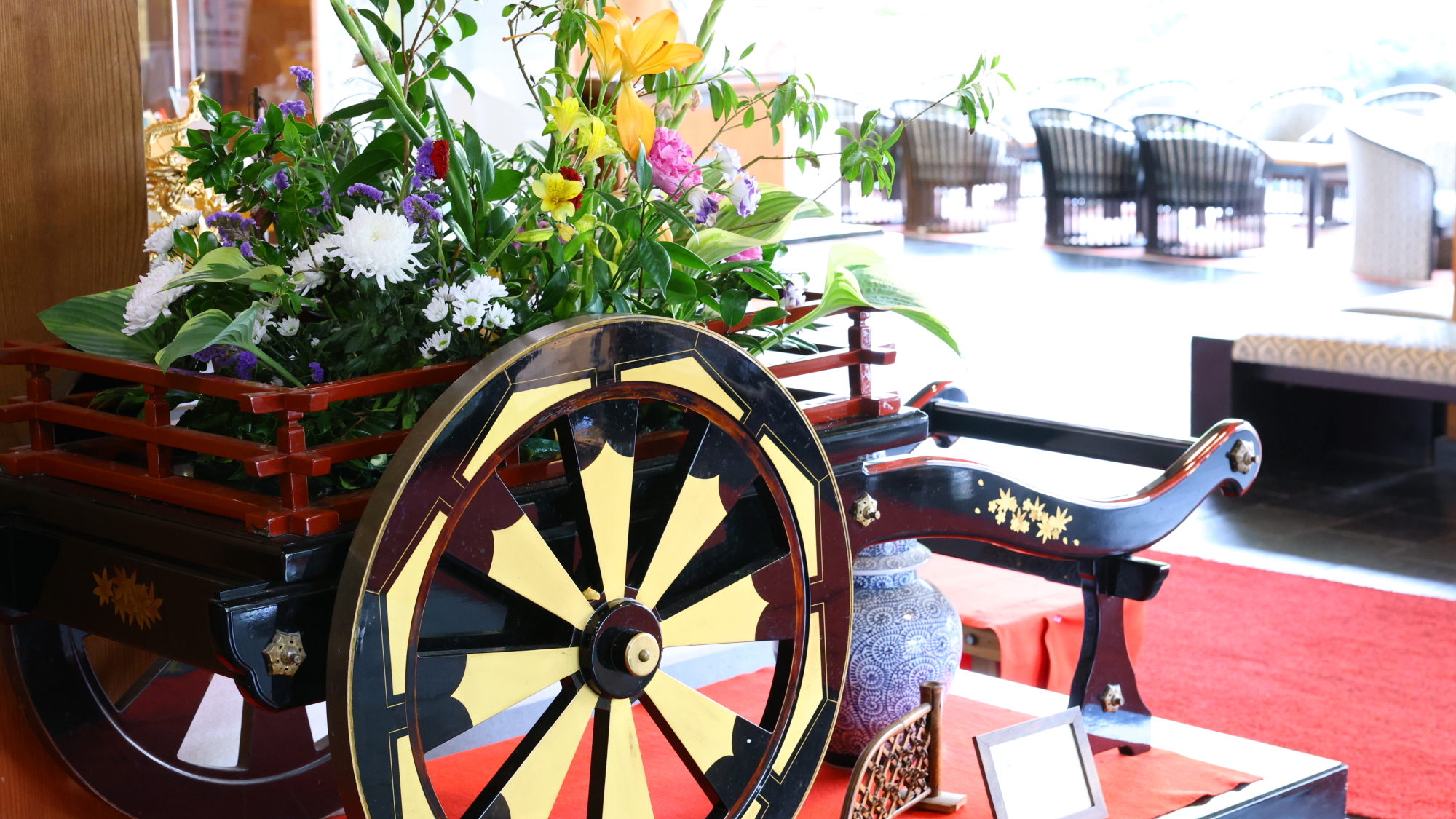 【本館1階】御所車（ロビー装花）