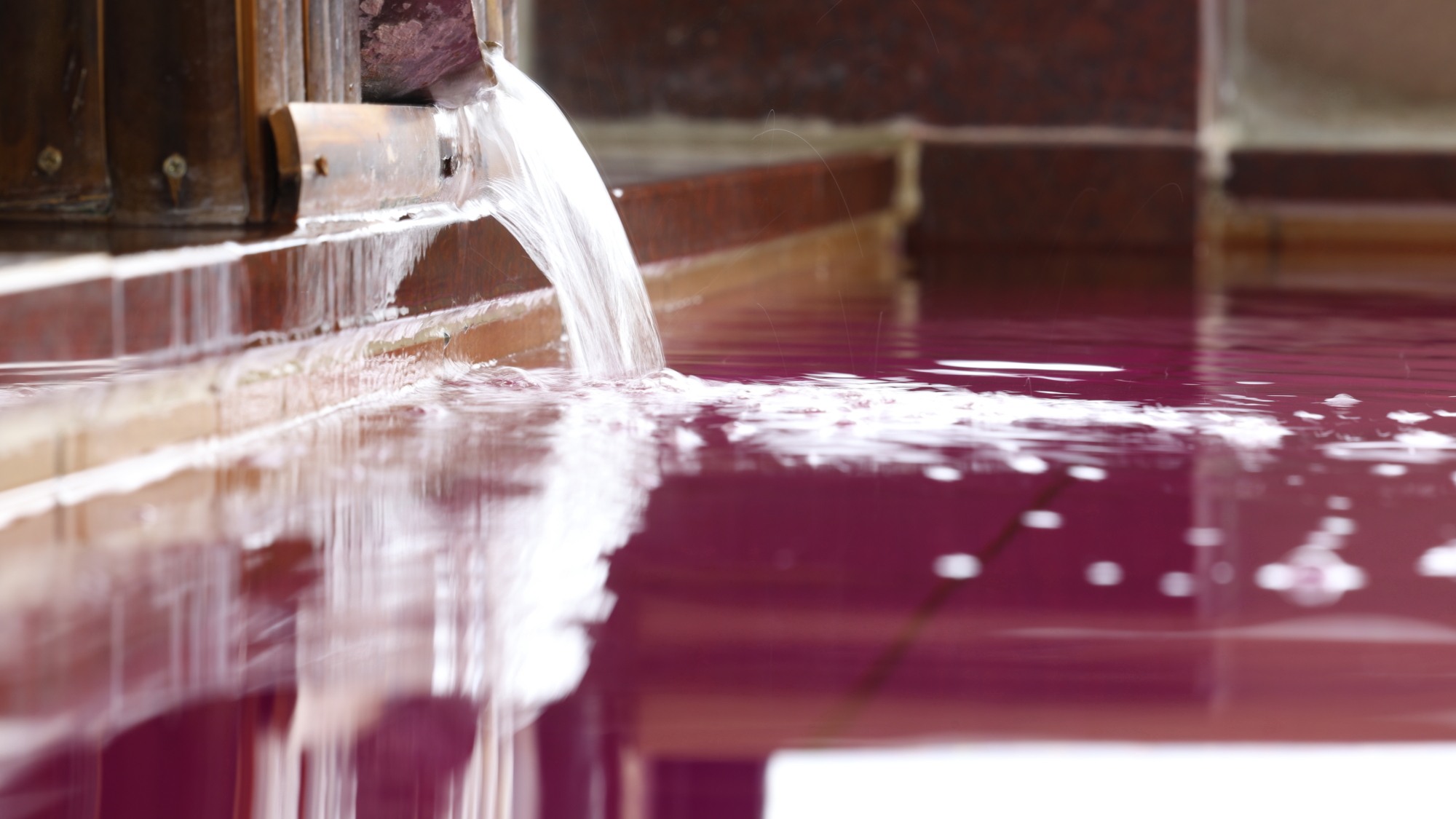 【本館7階/展望ワイン風呂】（女性用）アルコール分は除いてあるのでお子様も安心。甘い香りも♪