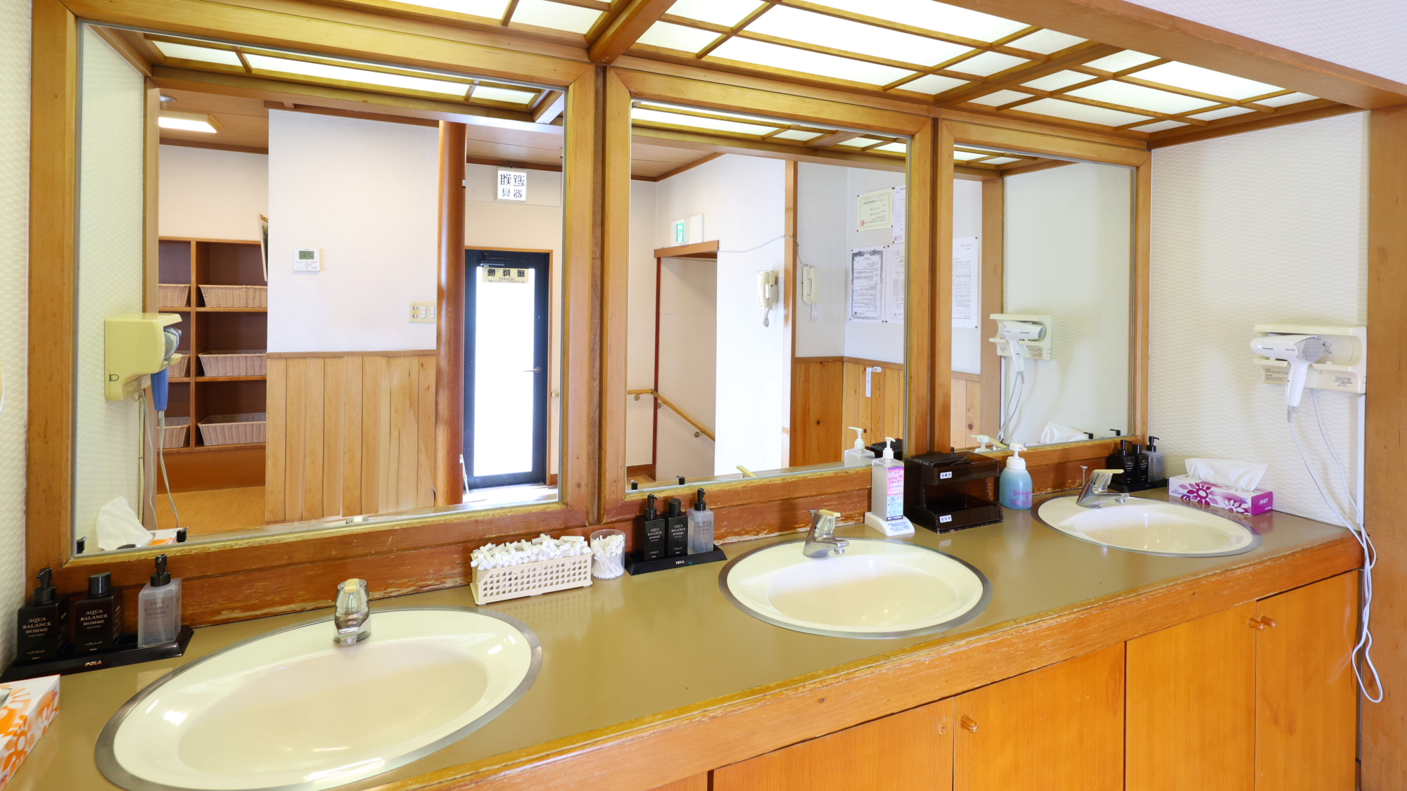 【本館7階/展望ワイン風呂】男性用脱衣所