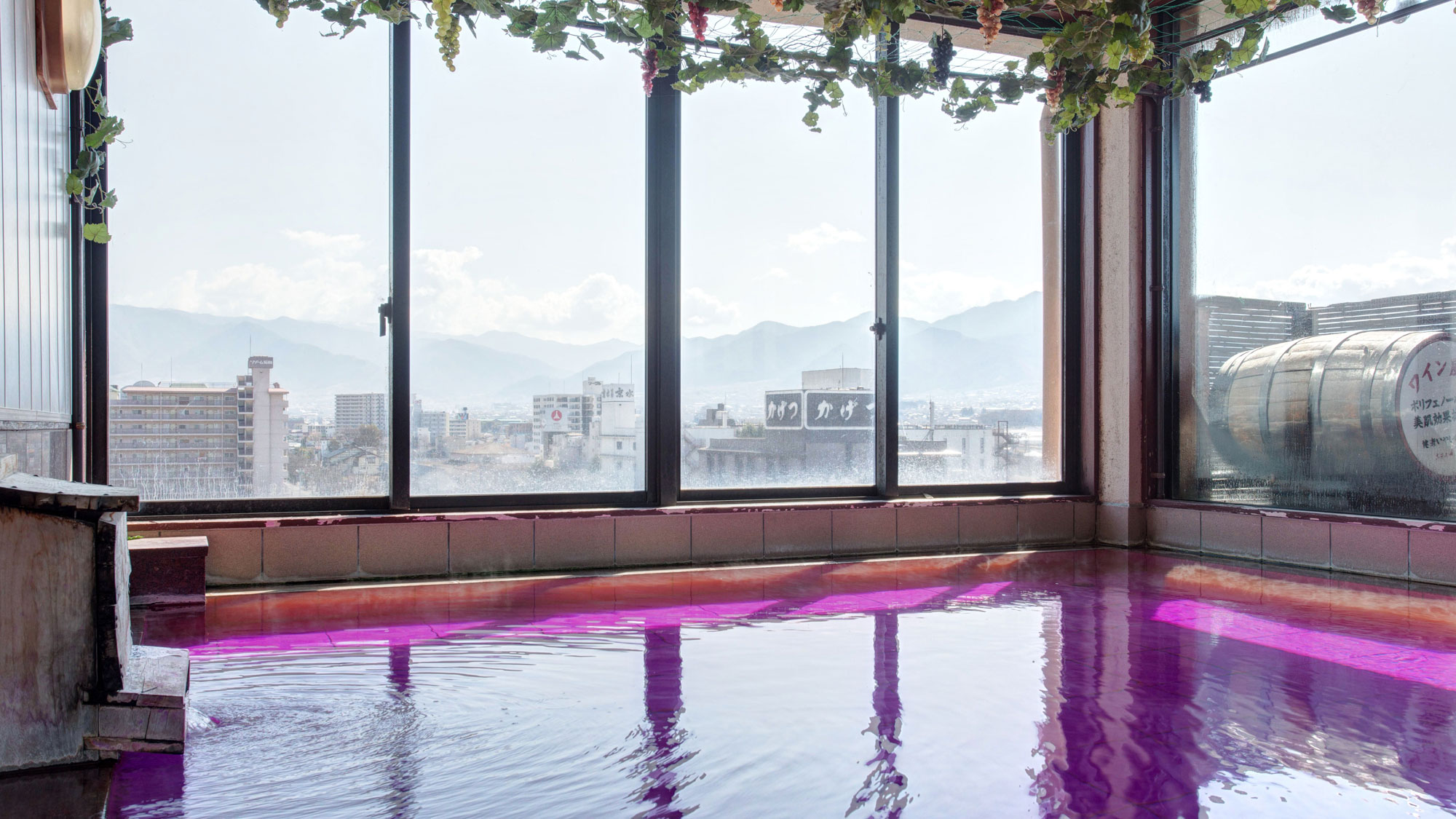 【本館7階/展望ワイン風呂】（女性用）アルコール分は除いてあるのでお子様も安心。甘い香りも♪