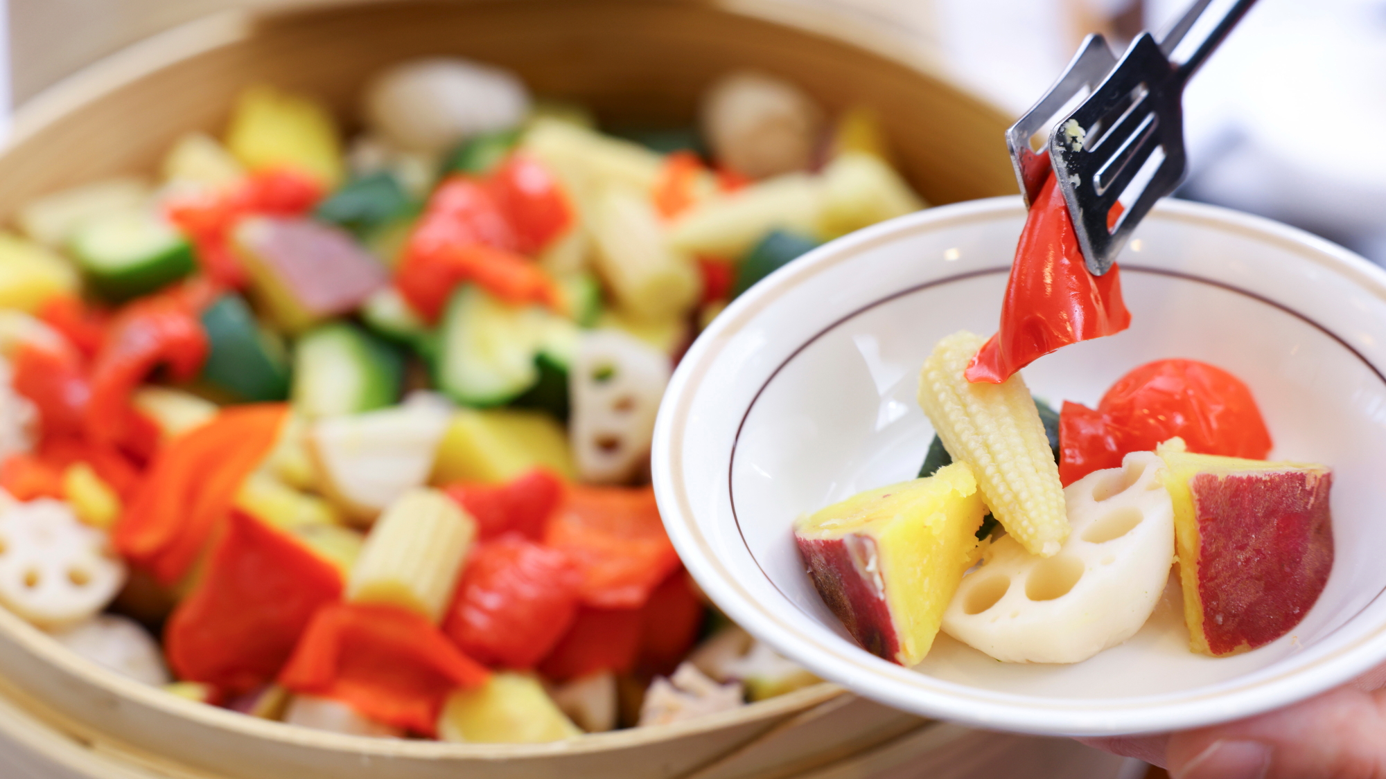 【ご朝食】バイキングお料理の一例（お野菜のセイロ蒸し）旬を、ふわりと閉じ込めて