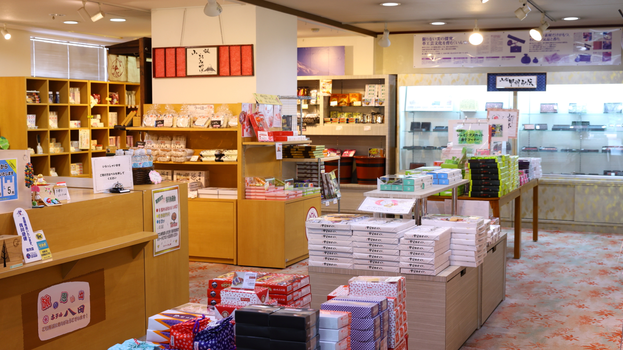 【本館1階】売店ではワインや食品、印伝小物をはじめ山梨の名産品を取り揃えております