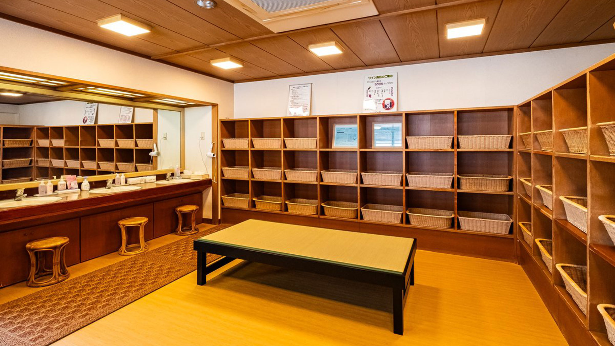 【本館7階/展望ワイン風呂】女性用脱衣所