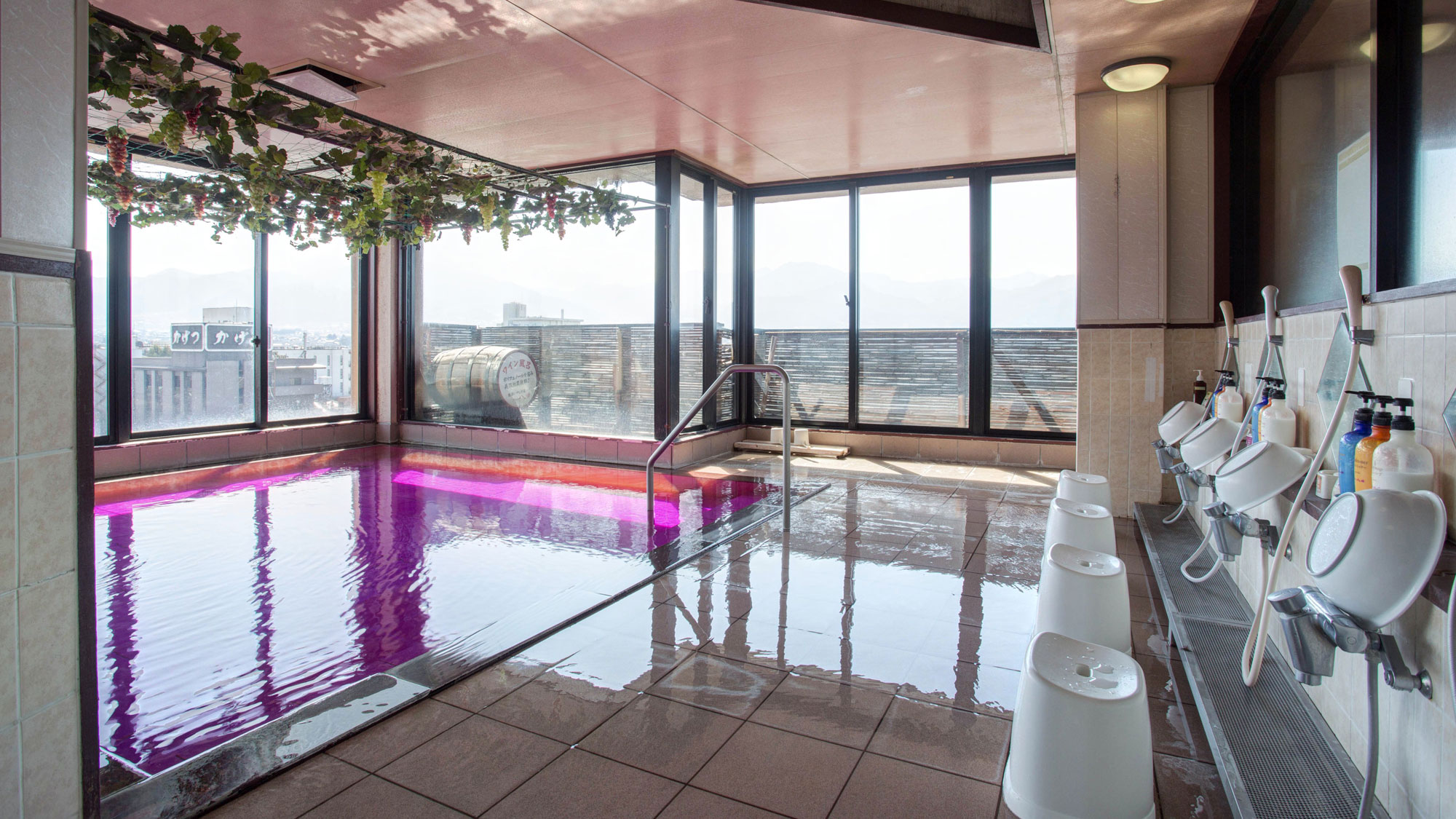 【本館7階/展望ワイン風呂】（女性用）アルコール分は除いてあるのでお子様も安心。甘い香りも♪