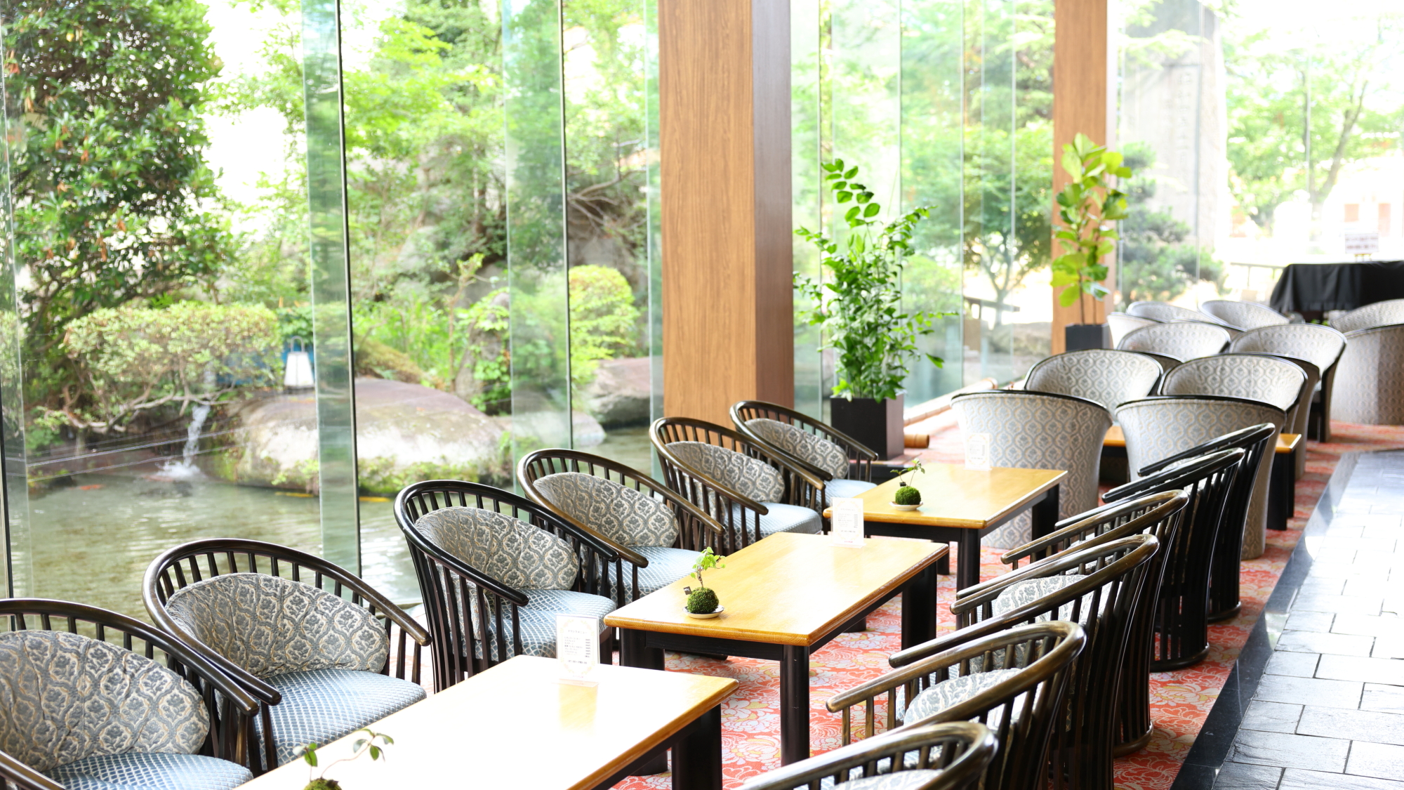 【本館1階】ロビーラウンジ　光が差し込む大きなガラスが印象的なラウンジ