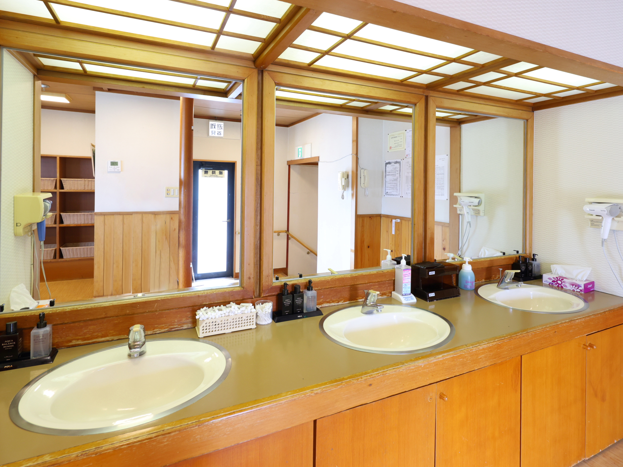 【本館7階/展望ワイン風呂】男性用脱衣所