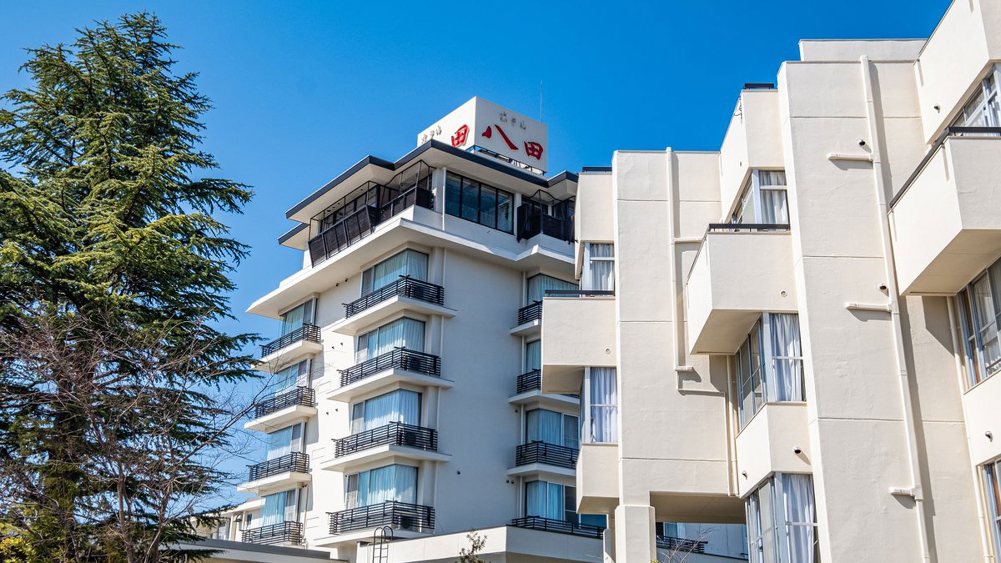 【外観】東館側から撮影した本館（2023年3月撮影）